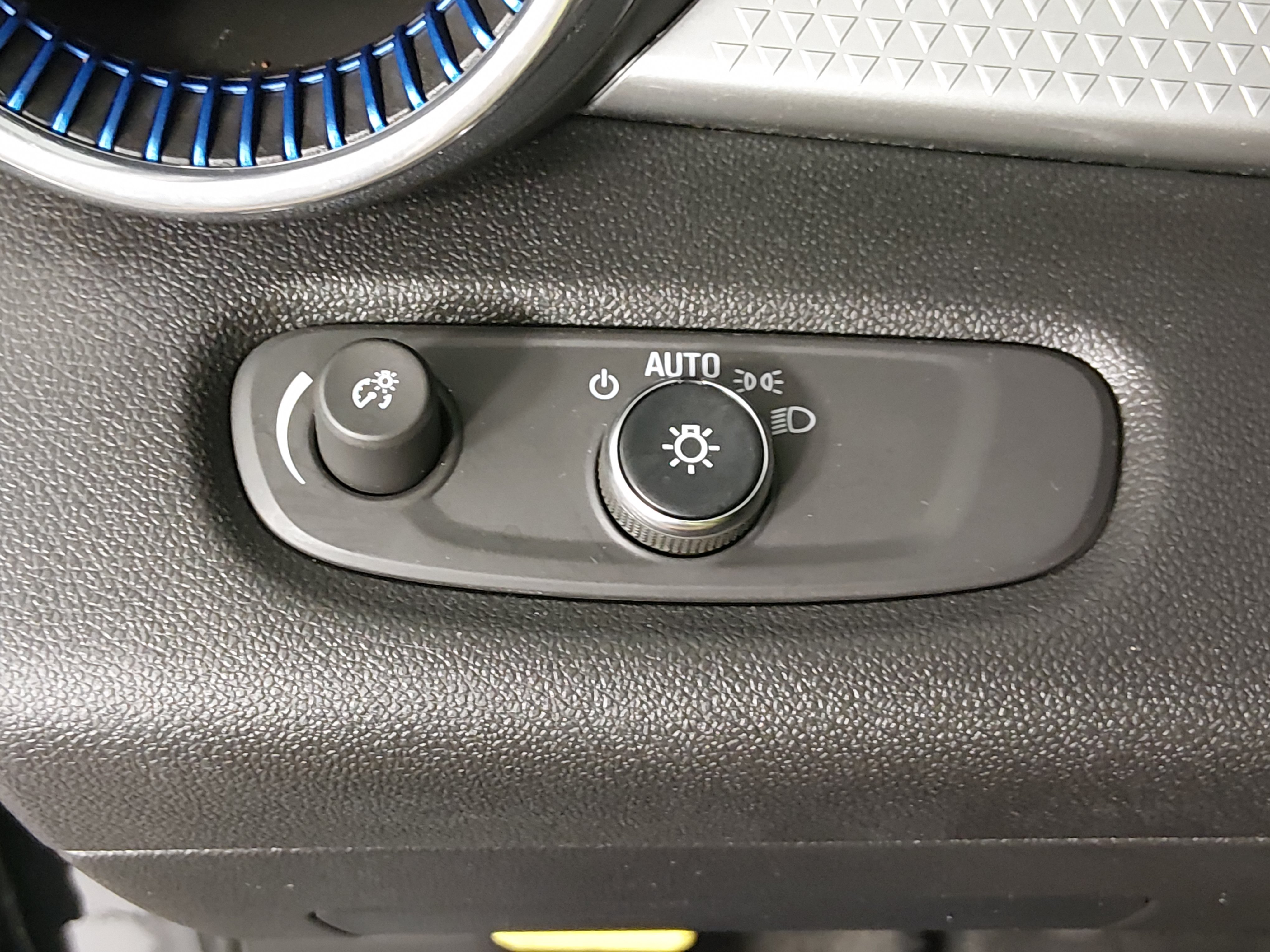 2025 Chevrolet Trax LT - Photo 13