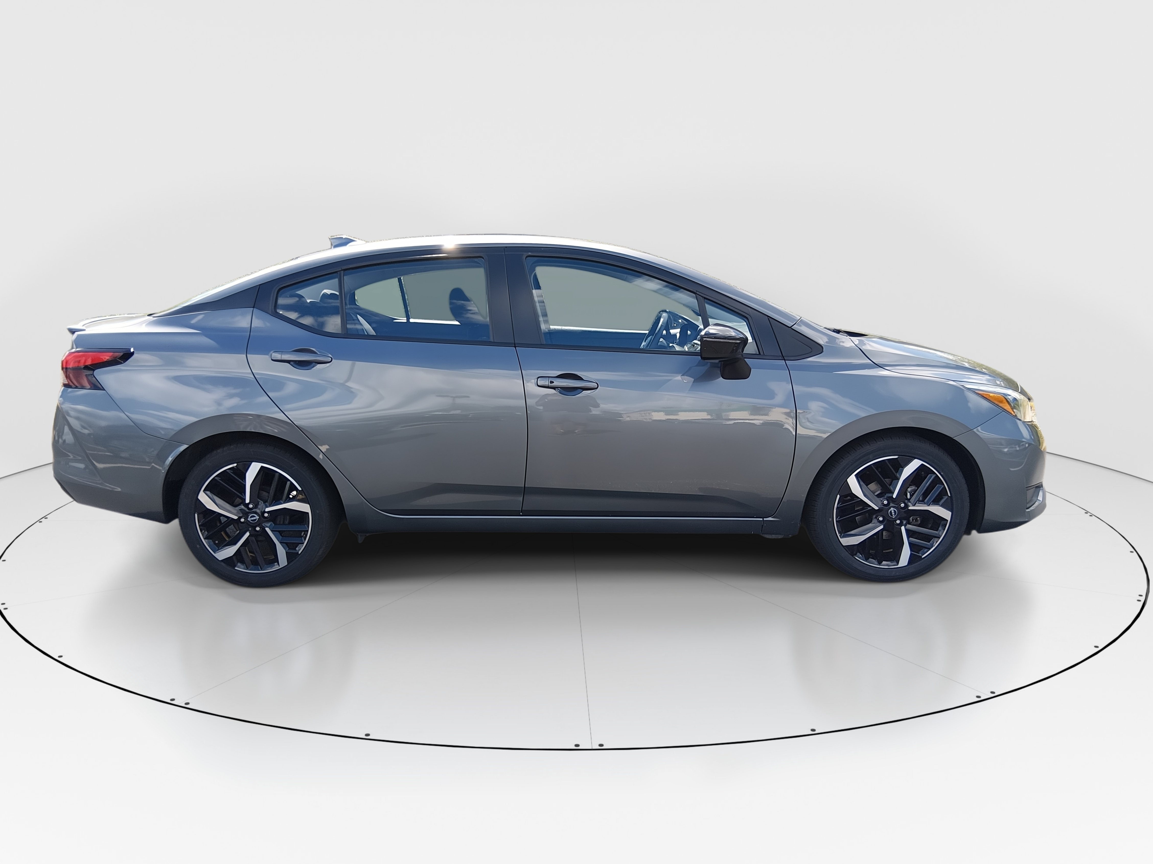 2024 Nissan Versa Sedan SR - Photo 8