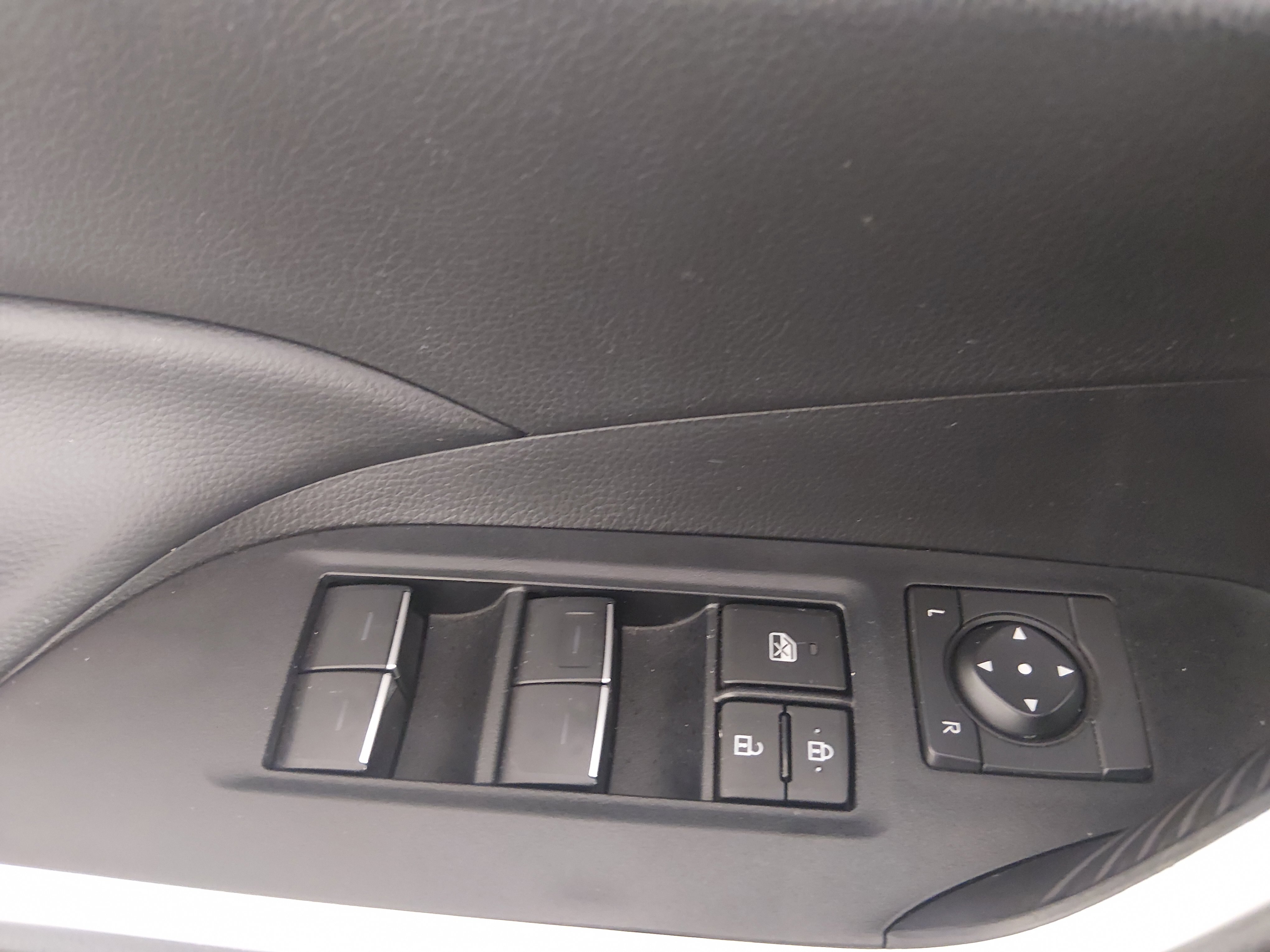 2024 Toyota RAV4 XLE - Photo 17