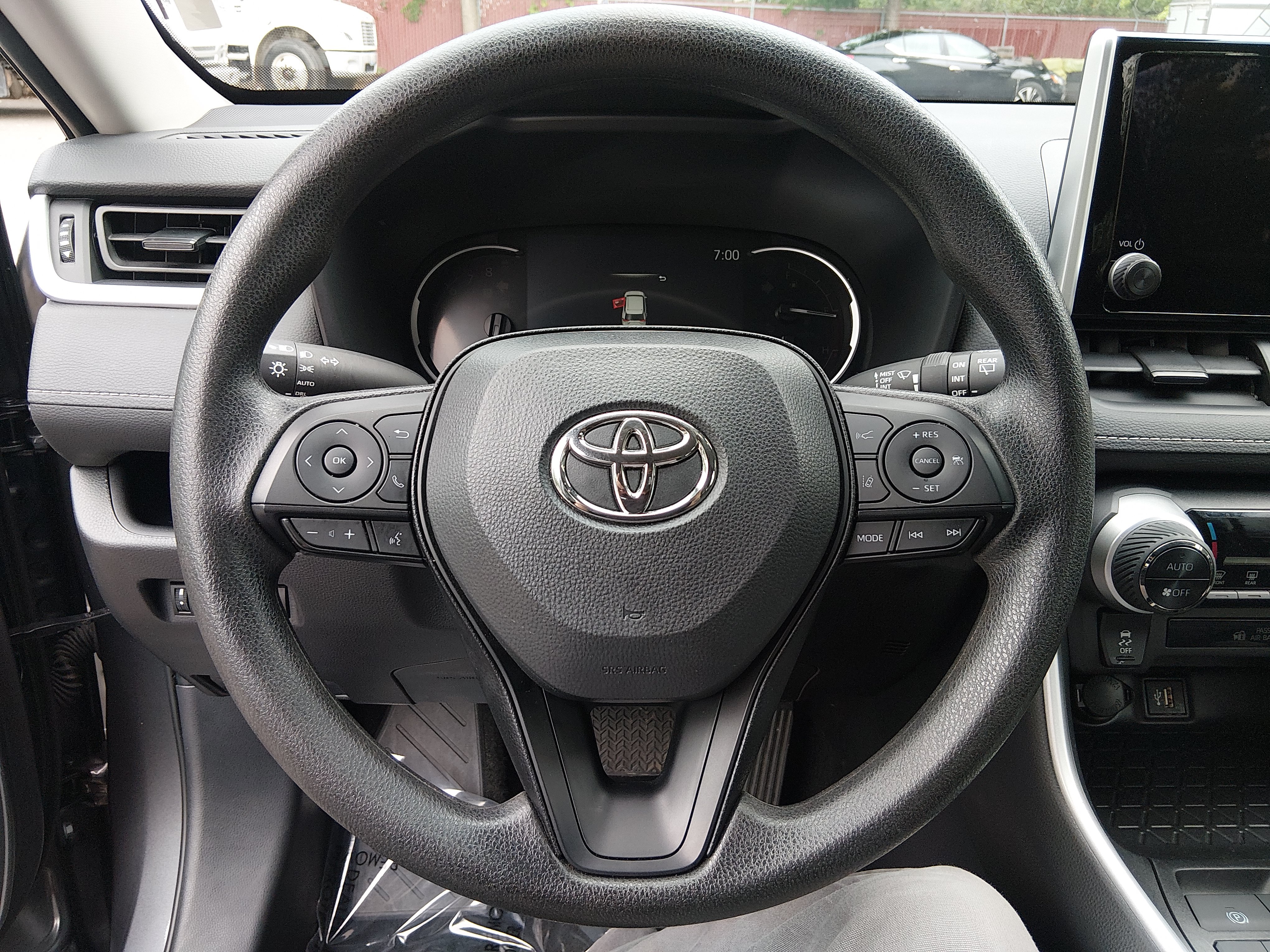 2025 Toyota RAV4 XLE - Photo 12