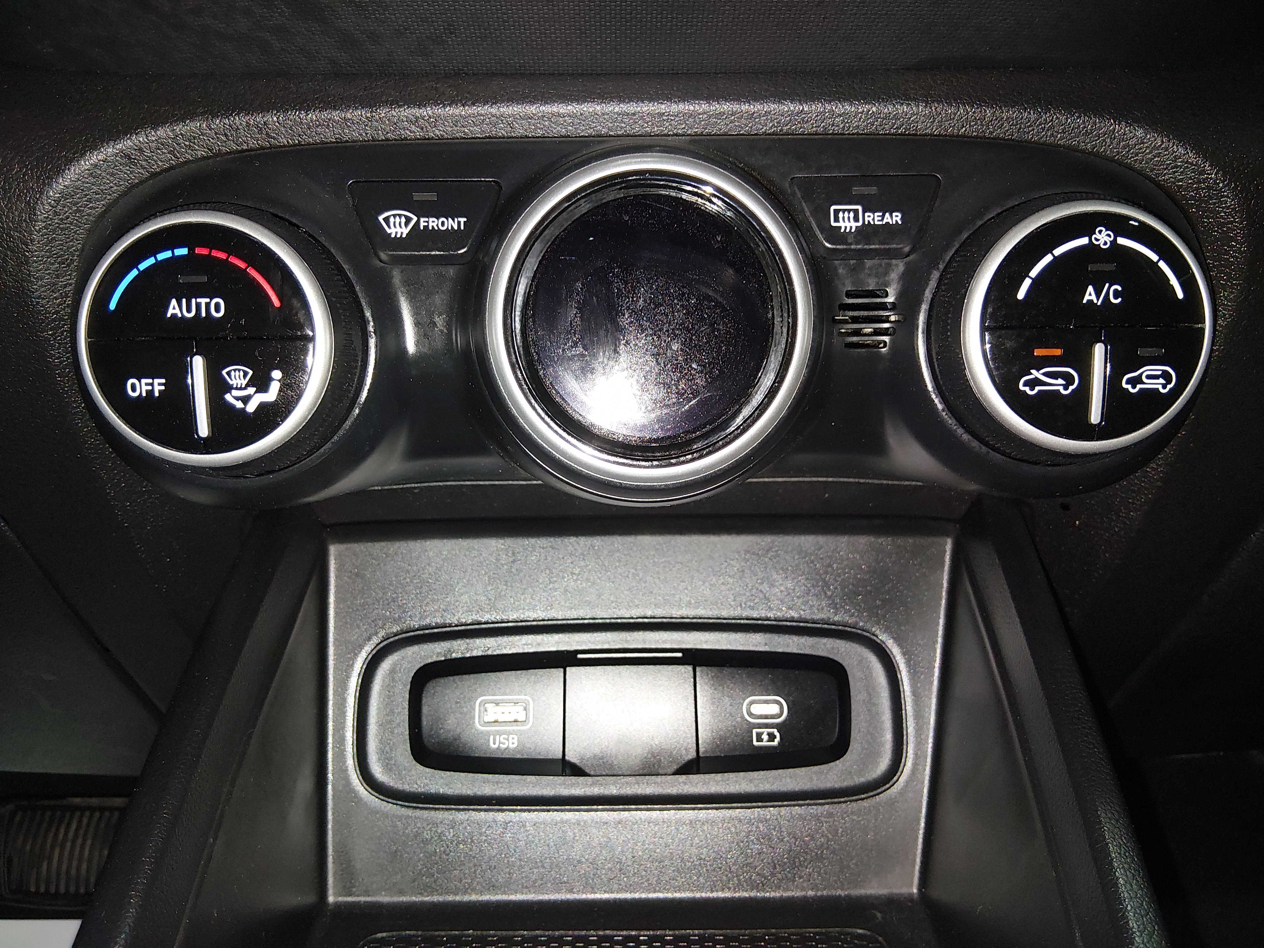 2025 Hyundai Venue SEL - Photo 18