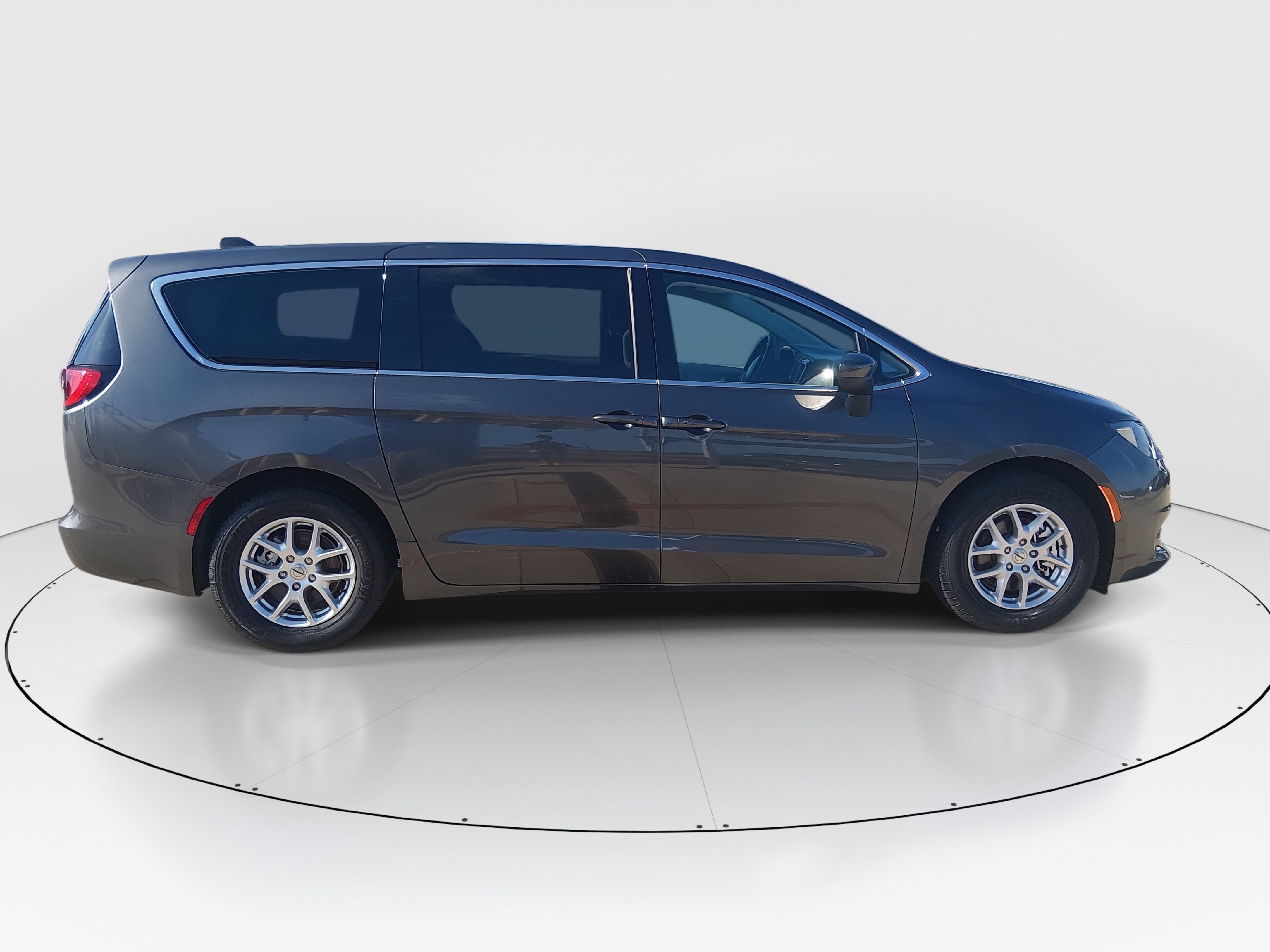 2023 Chrysler Voyager LX - Photo 8