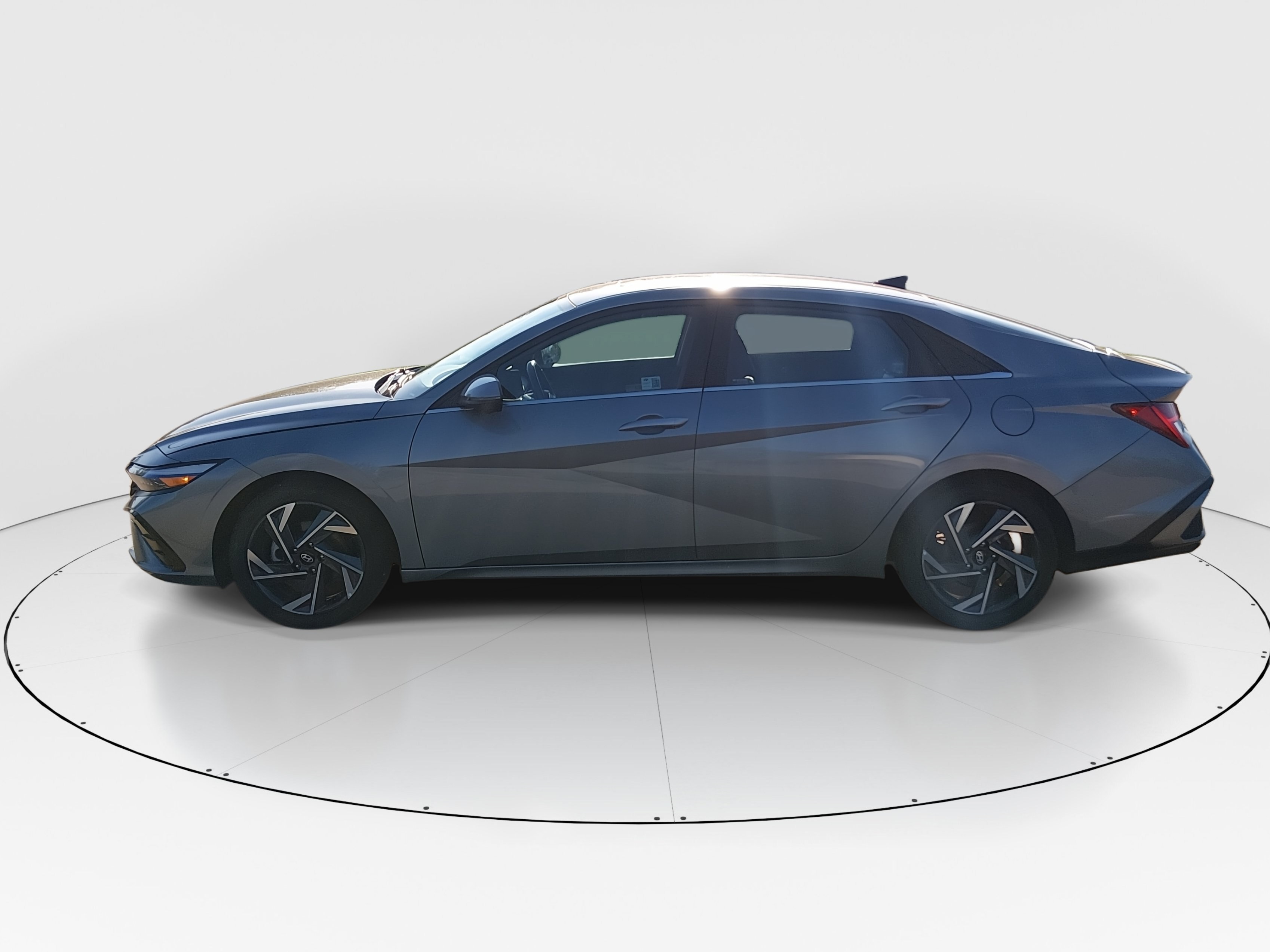 2024 Hyundai Elantra Limited - Photo 4