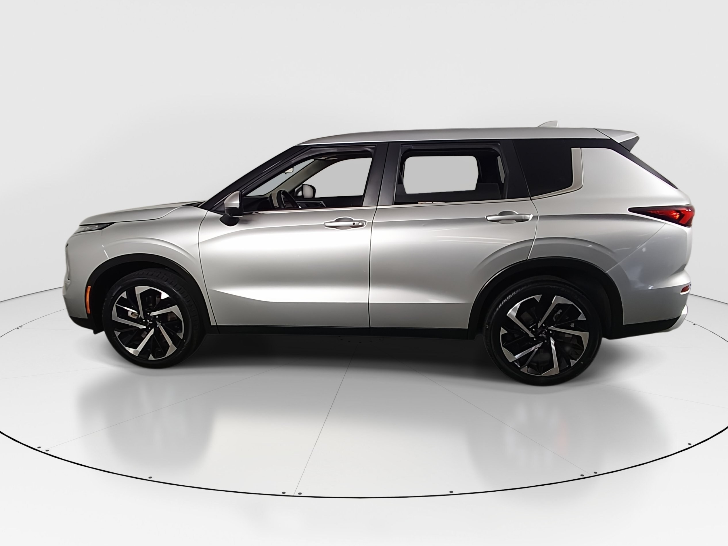 2024 Mitsubishi Outlander SE - Photo 4