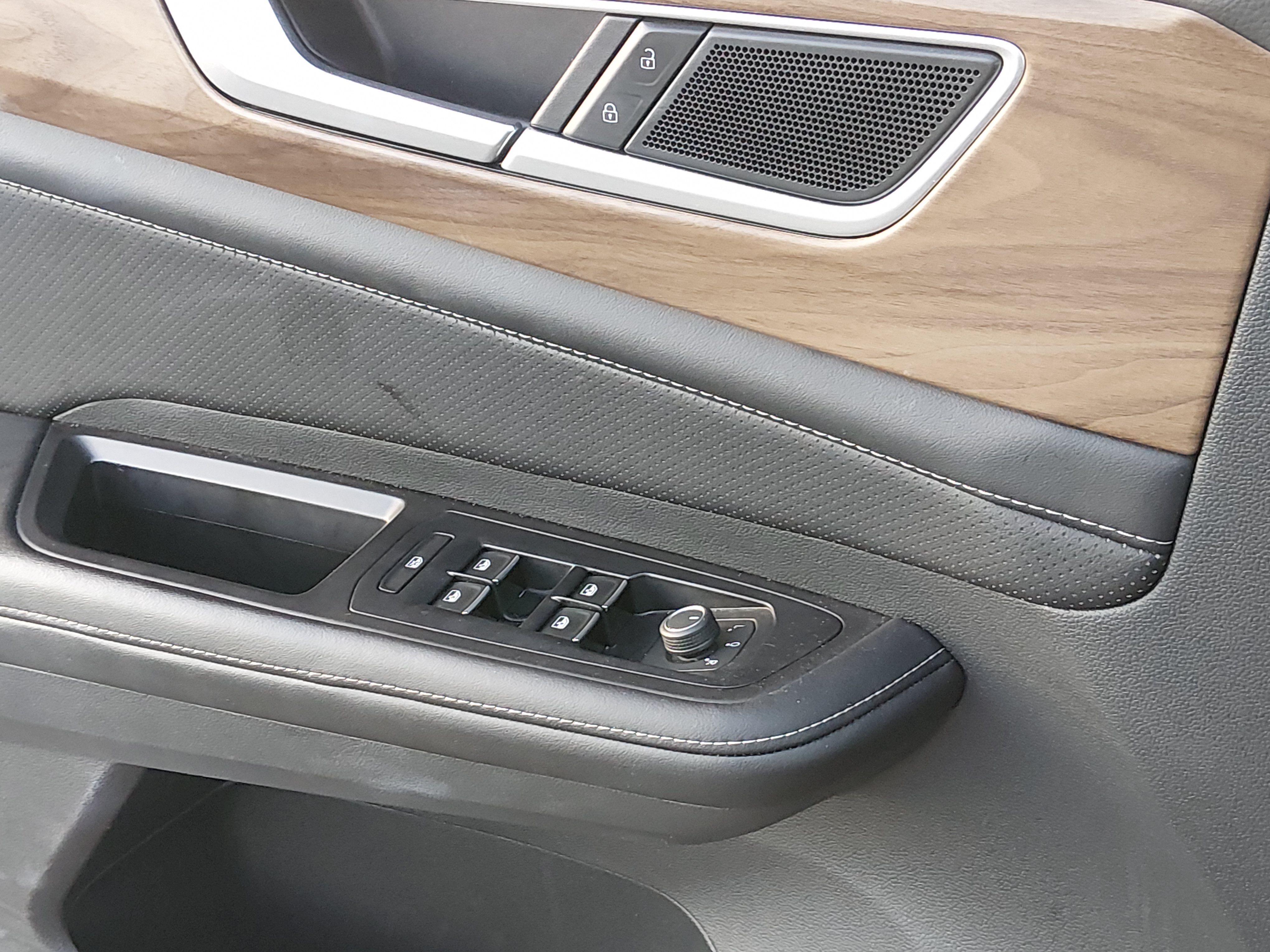 2024 Volkswagen Atlas SE w/Tech - Photo 19