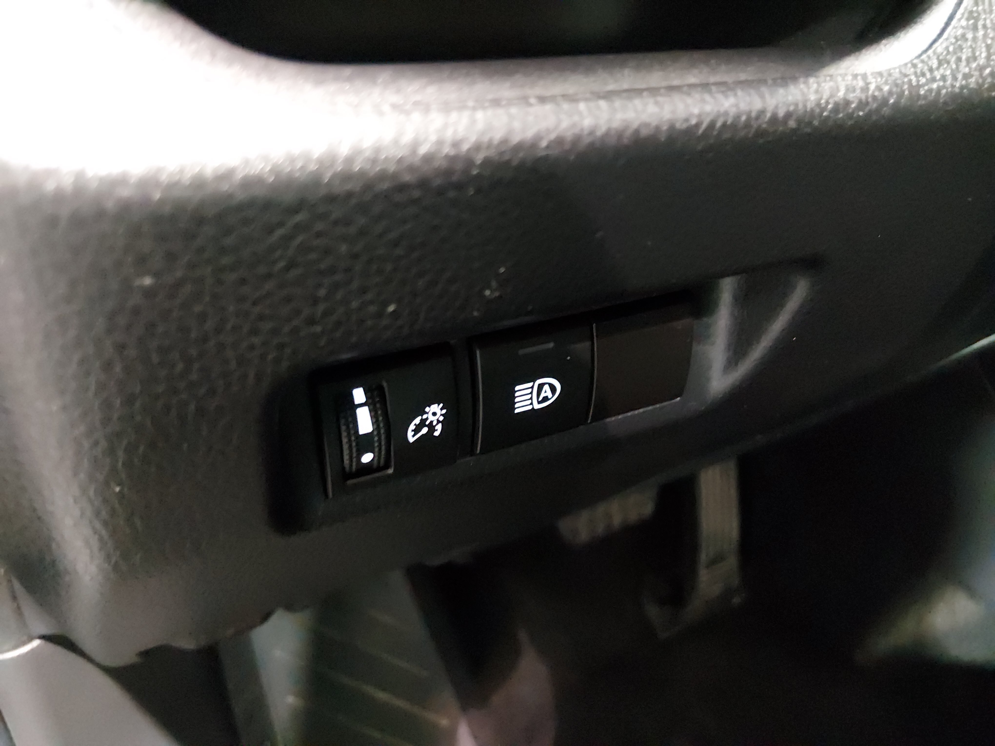 2025 Toyota RAV4 XLE - Photo 13