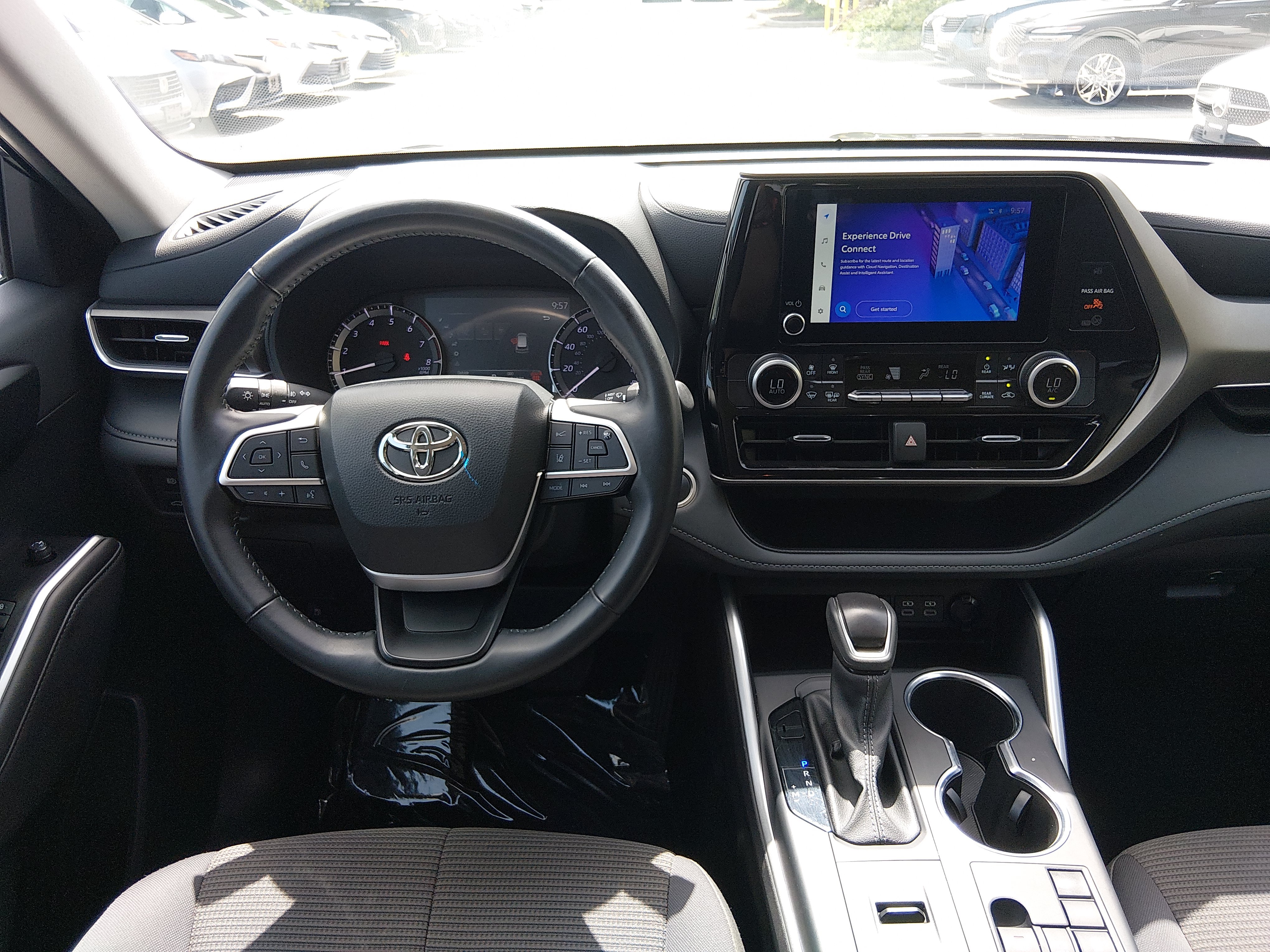2025 Toyota Highlander LE - Photo 12