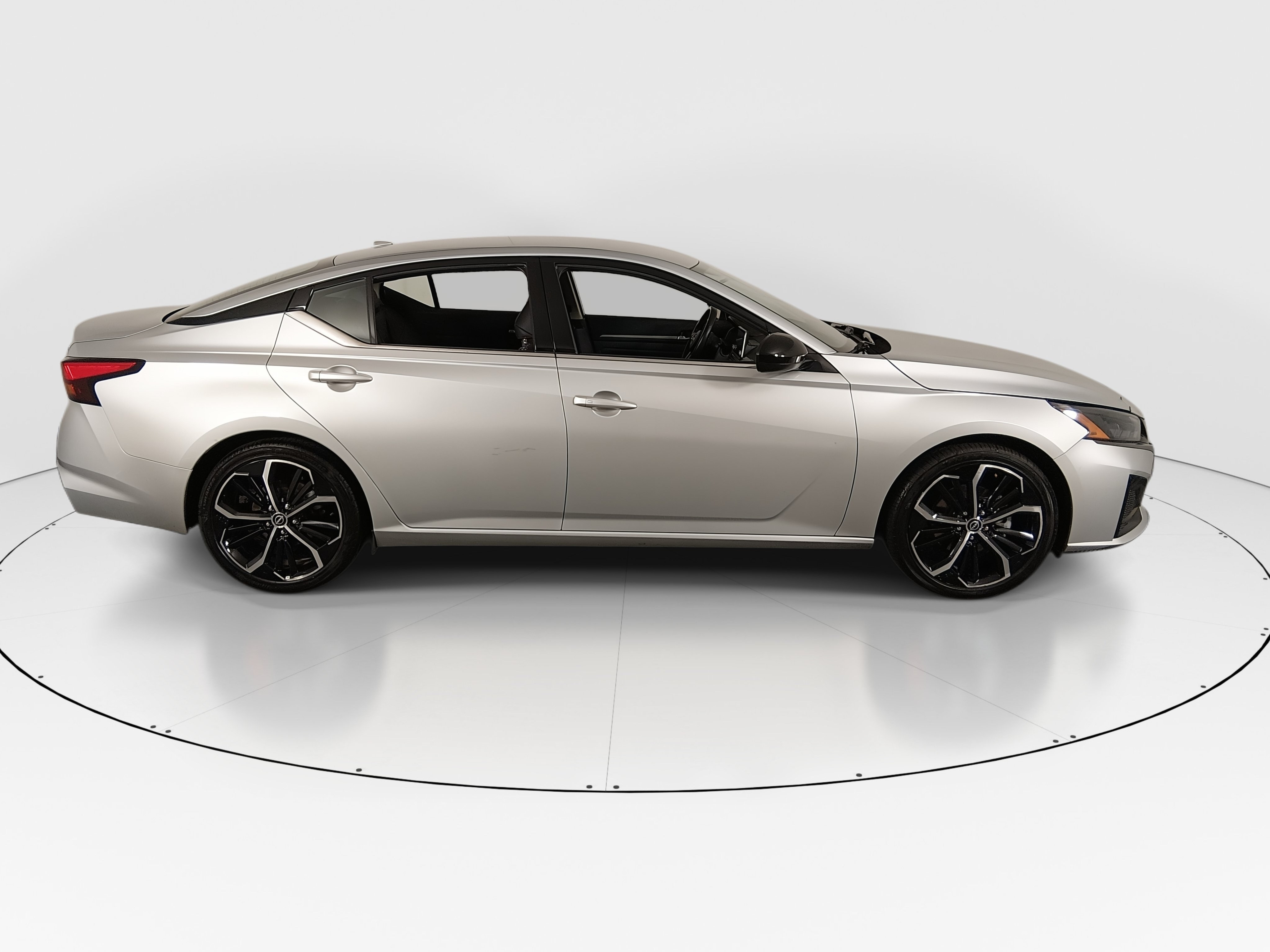 2024 Nissan Altima SR - Photo 8