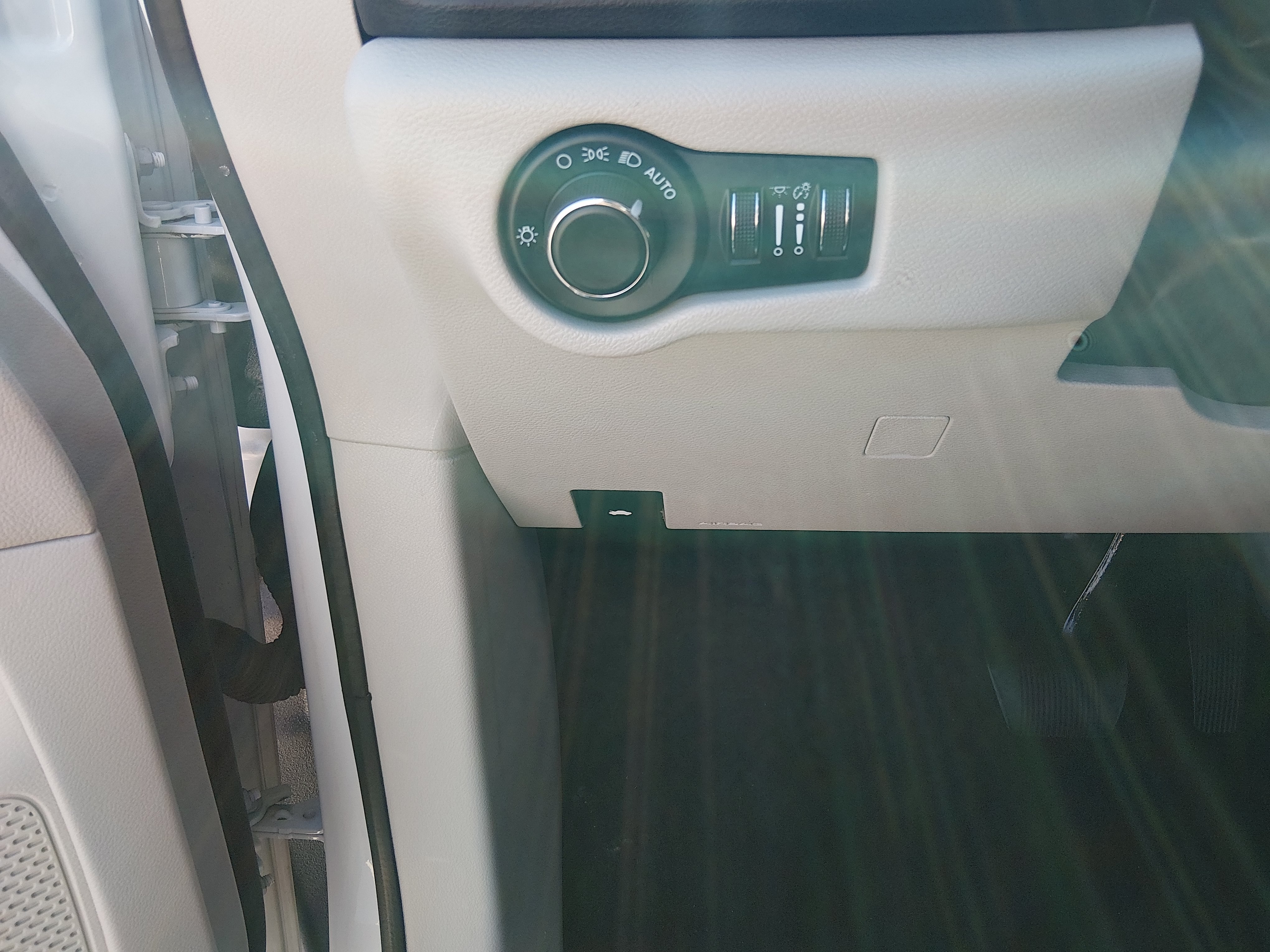 2024 Chrysler Voyager LX - Photo 13