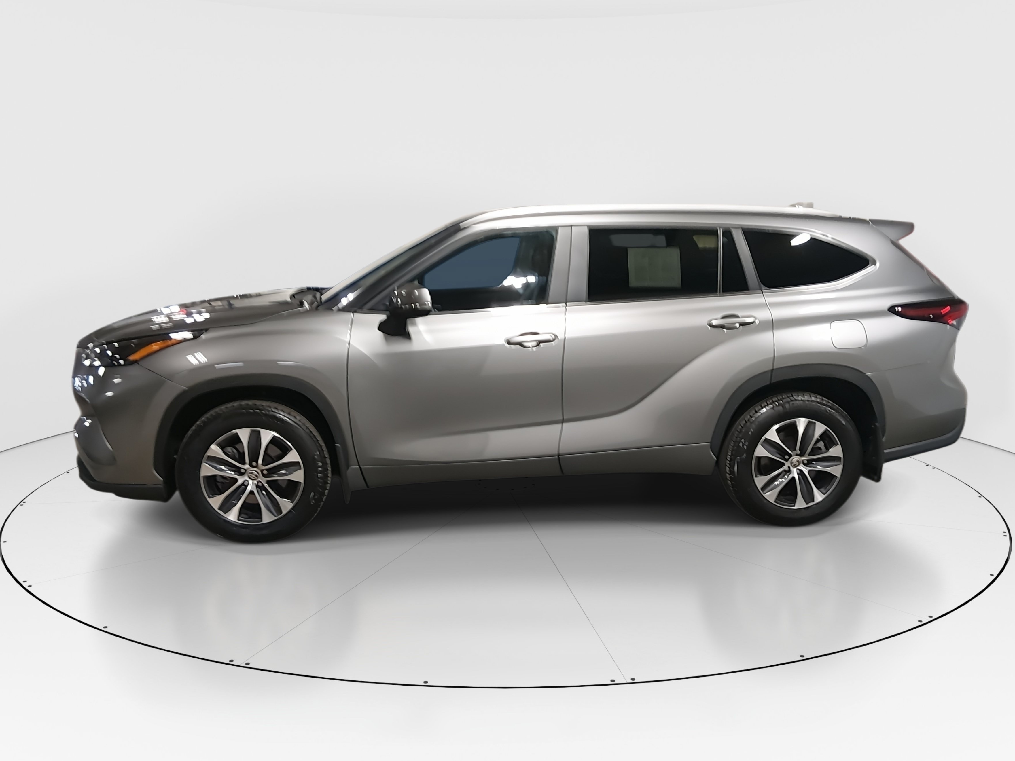 2025 Toyota Highlander XLE - Photo 4