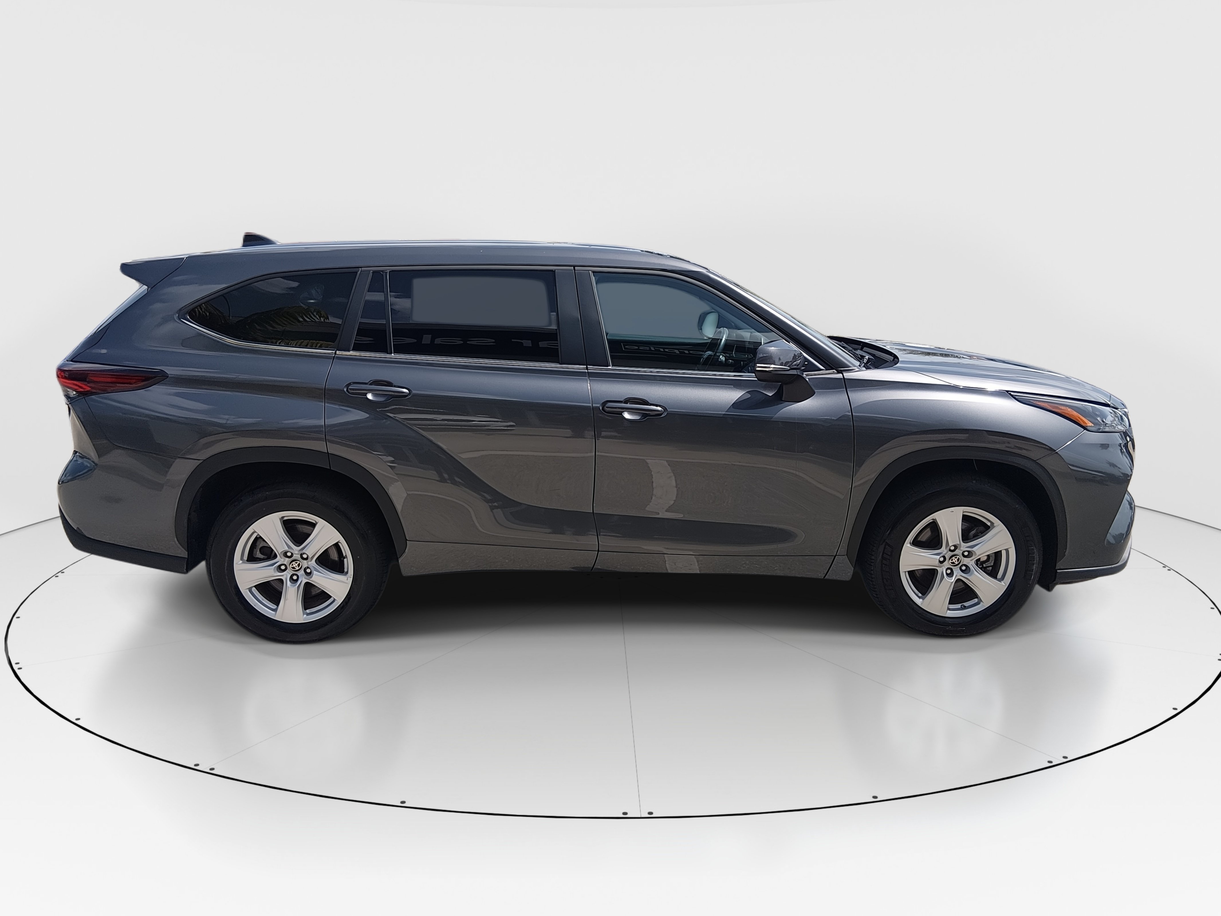2025 Toyota Highlander LE - Photo 8