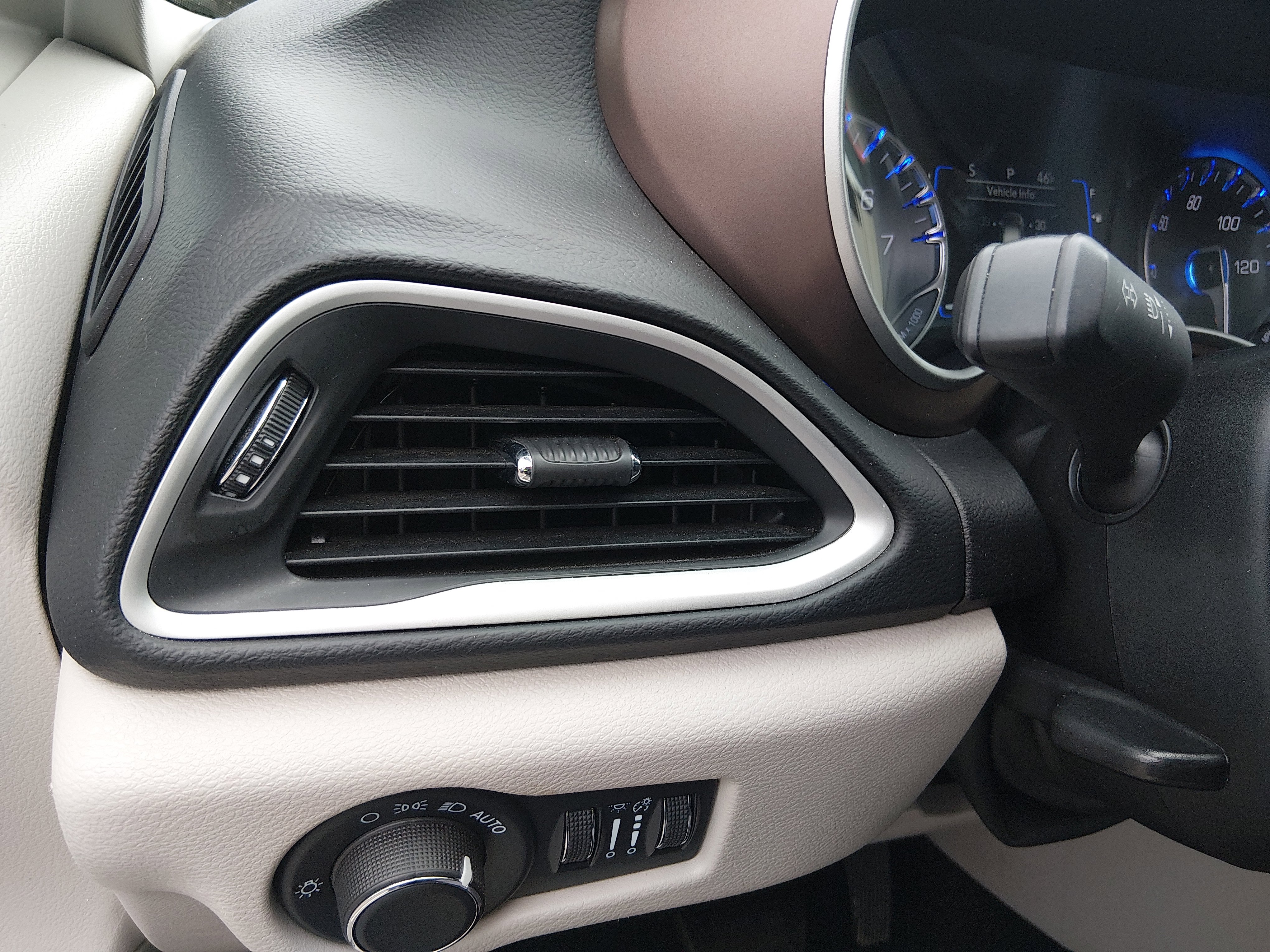 2023 Chrysler Voyager LX - Photo 13