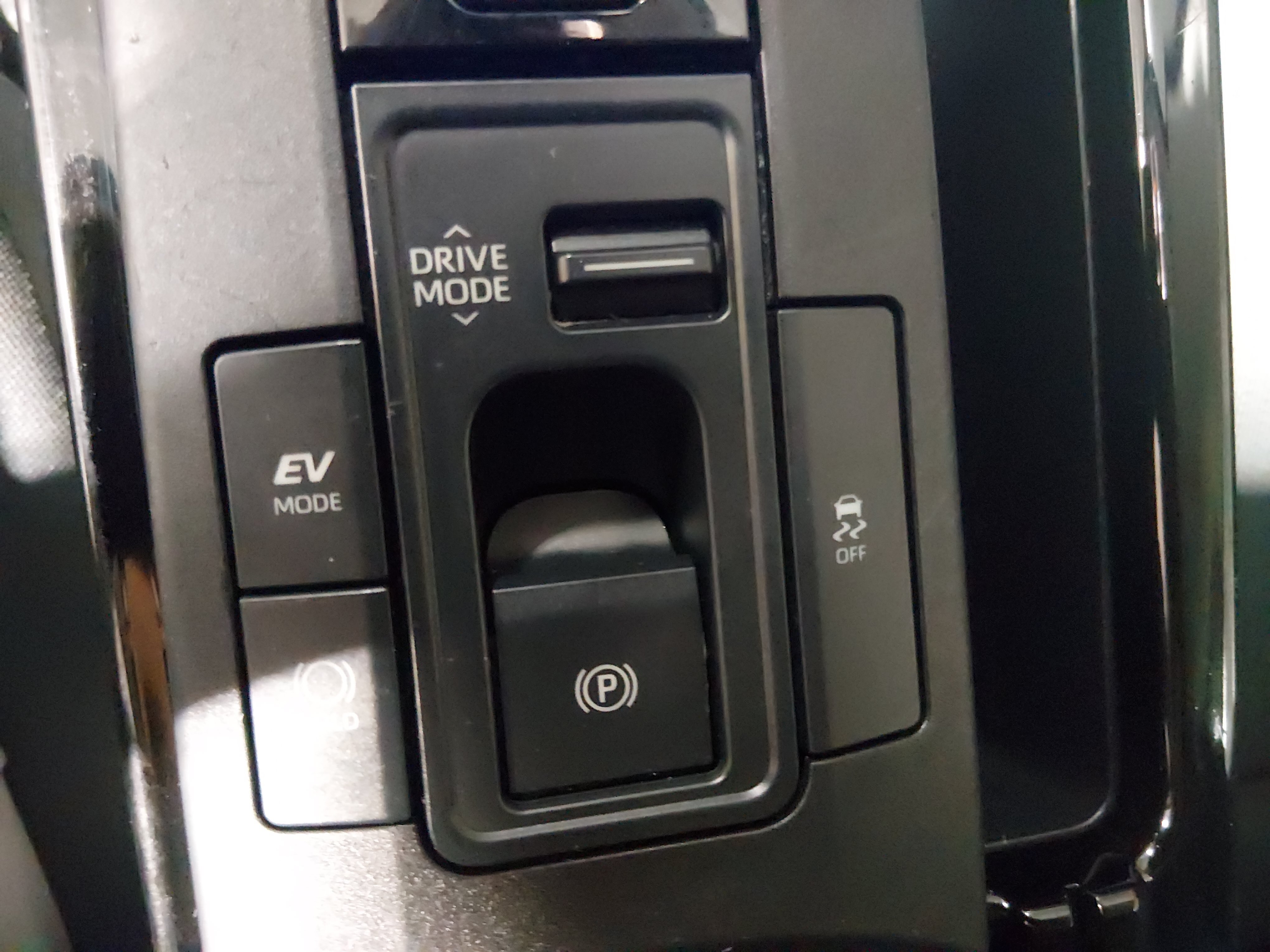 2024 Toyota Prius LE - Photo 19