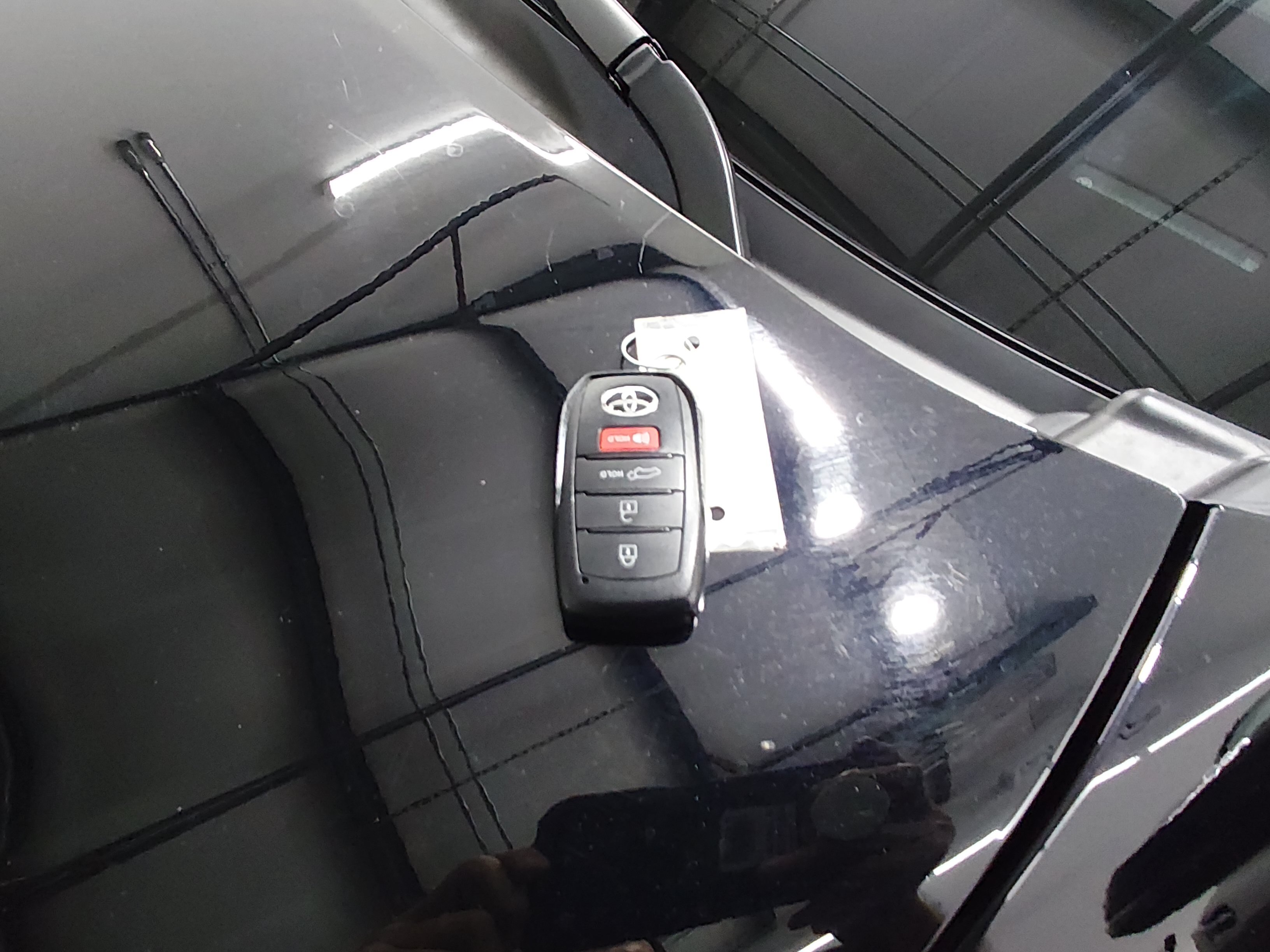 2025 Toyota Highlander LE - Photo 15