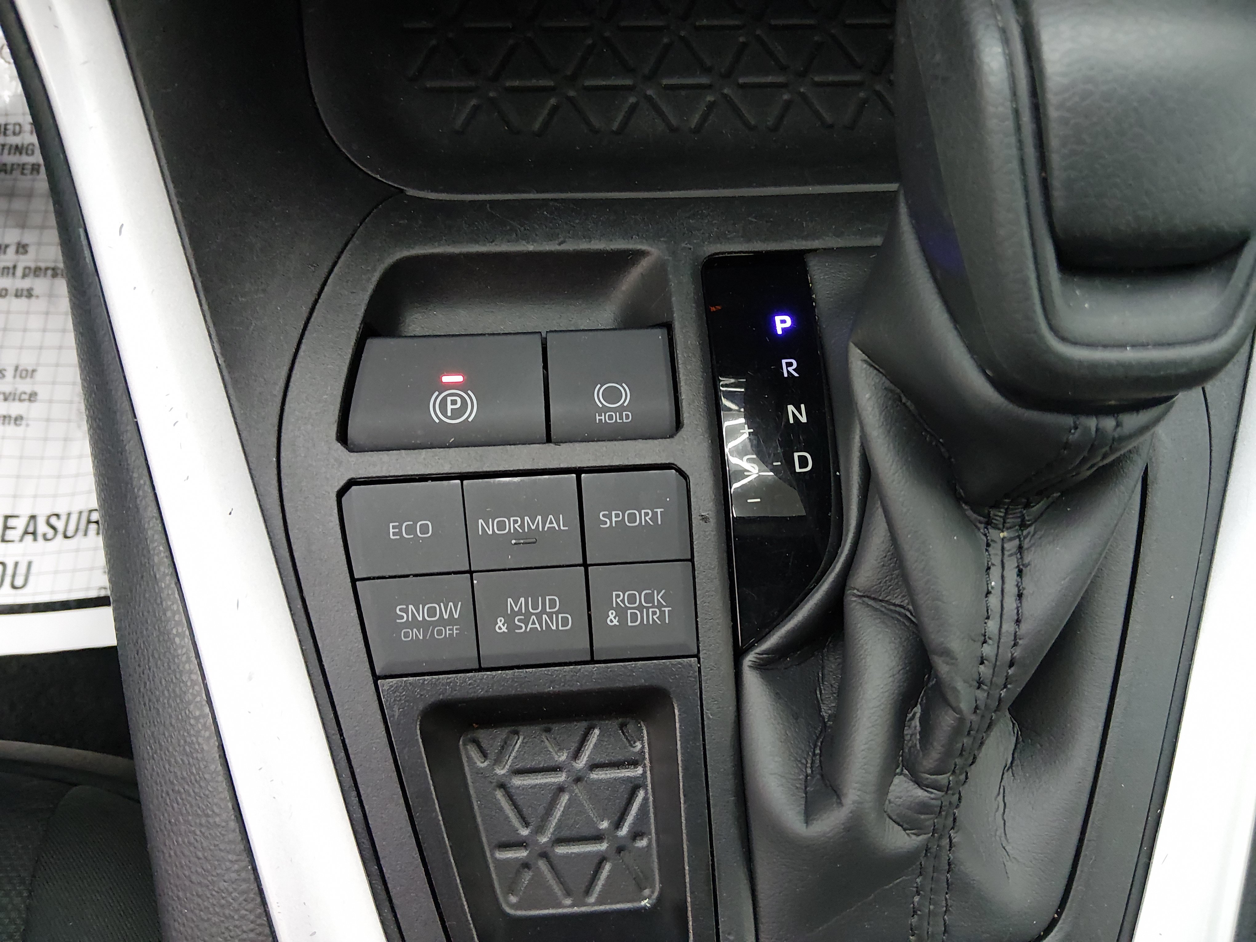 2024 Toyota RAV4 XLE - Photo 18