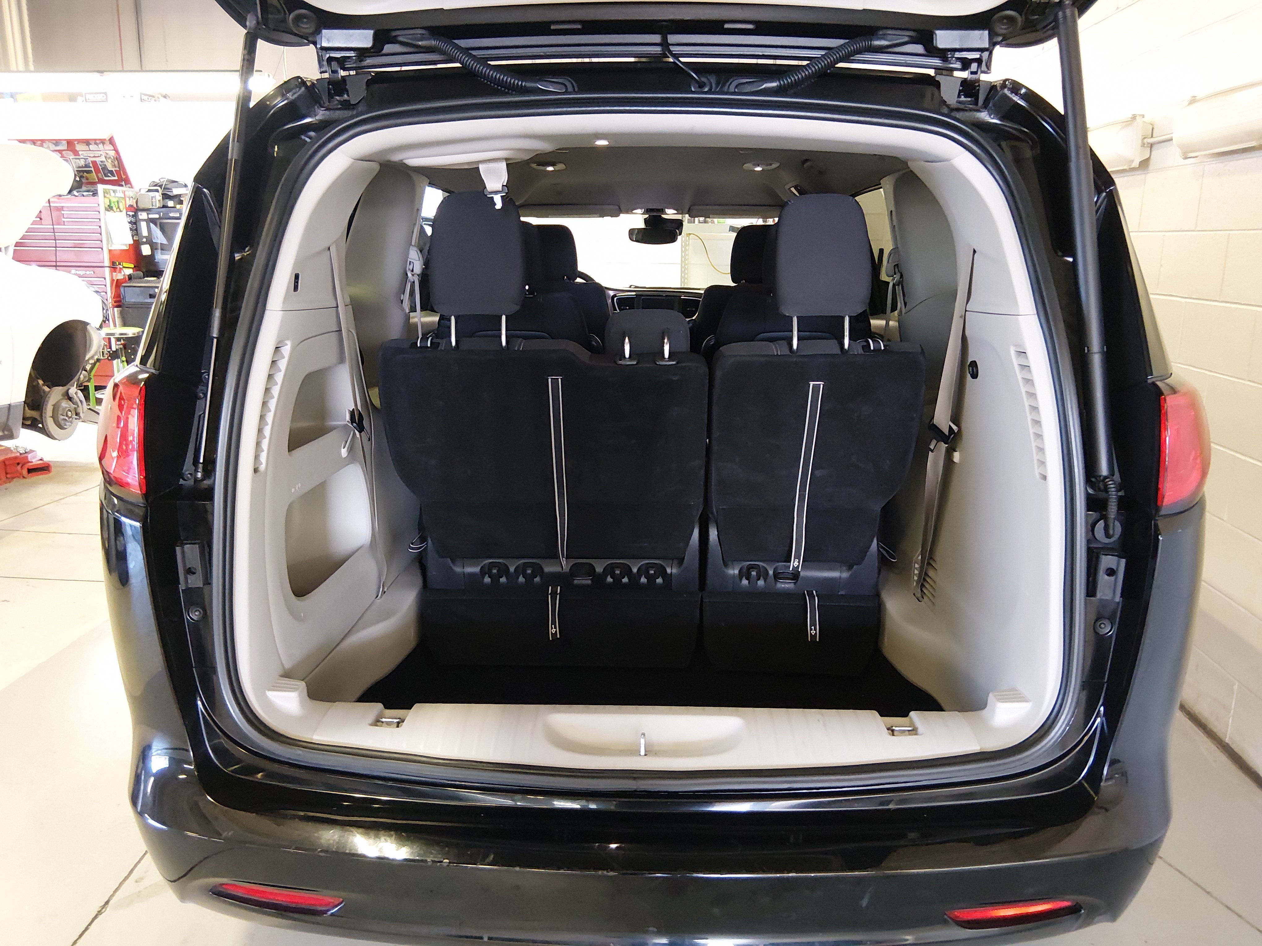 2024 Chrysler Voyager LX - Photo 11