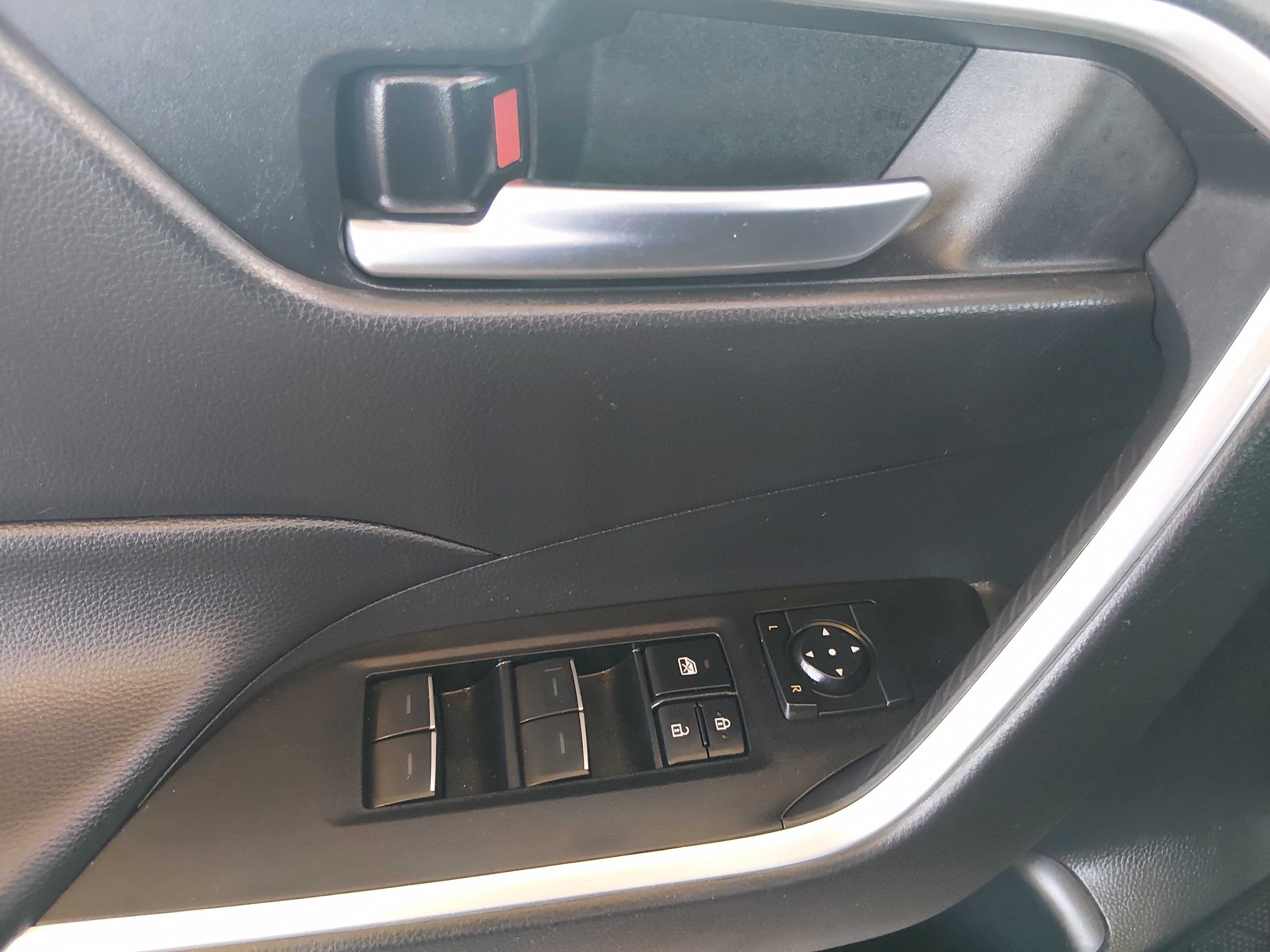 2025 Toyota RAV4 XLE - Photo 19