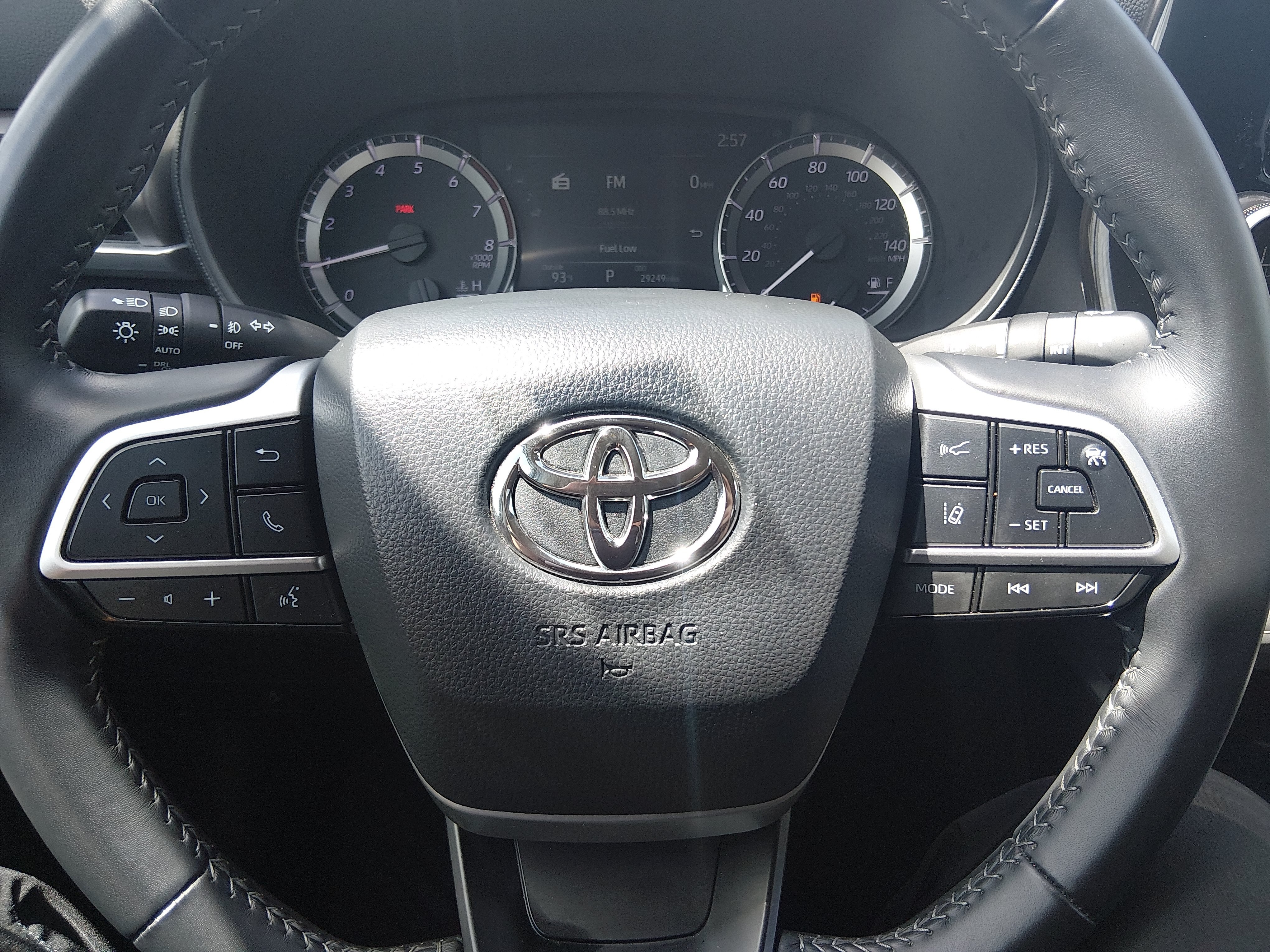 2025 Toyota Highlander LE - Photo 12