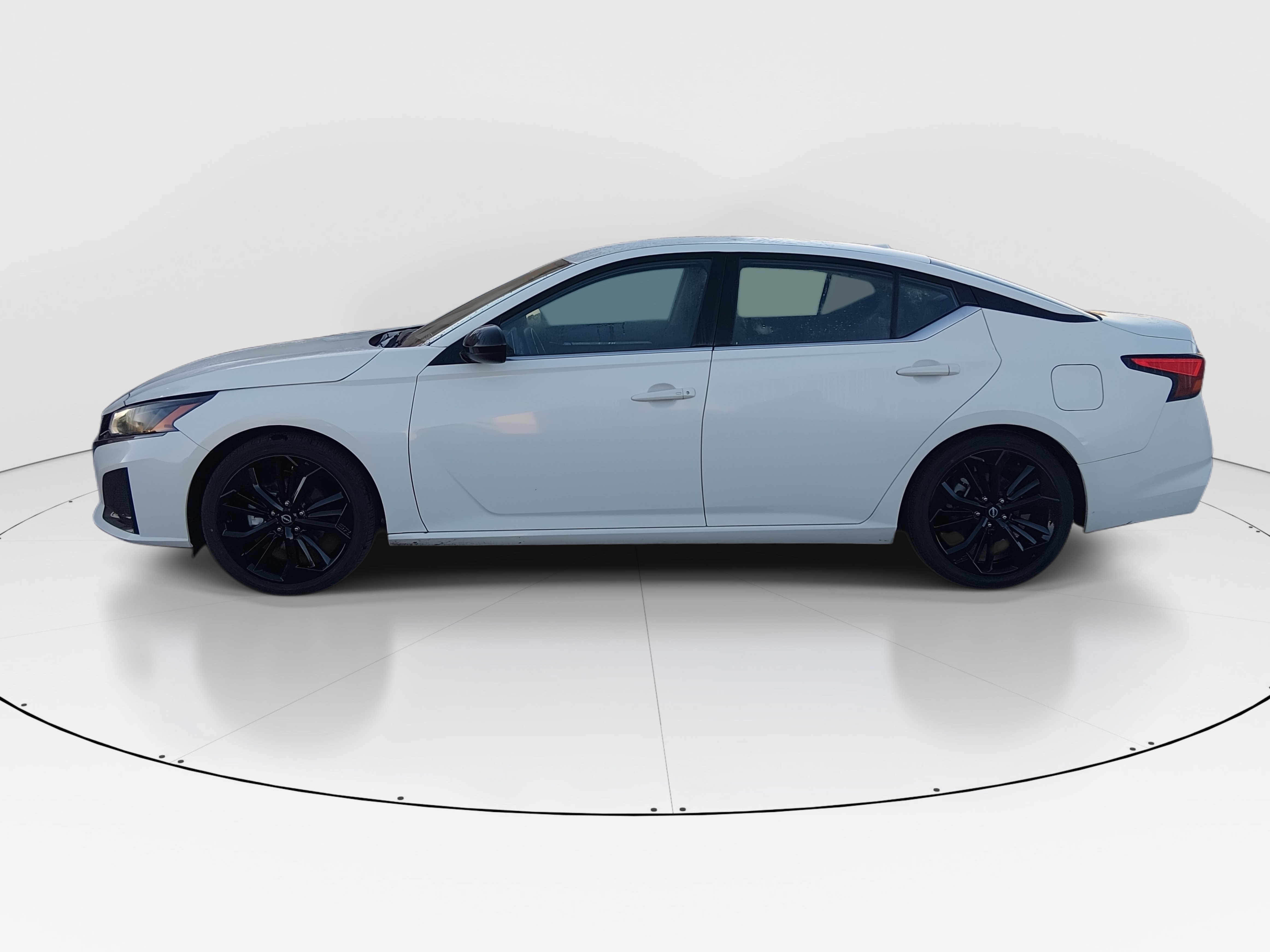 2024 Nissan Altima SR - Photo 4