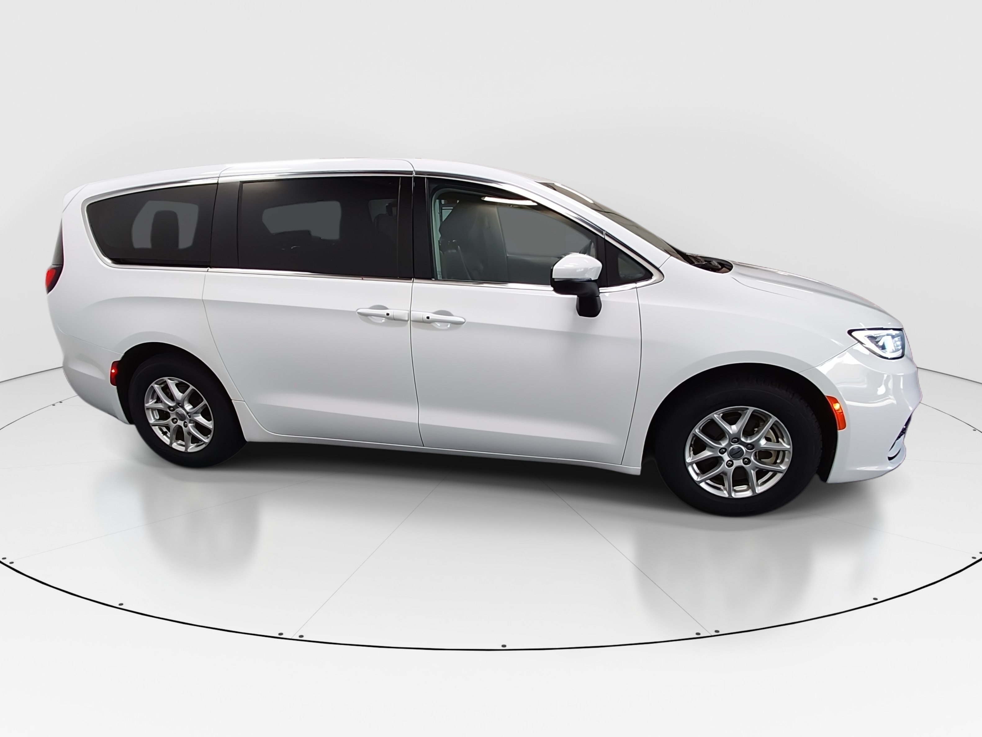 2023 Chrysler Pacifica Touring L - Photo 8
