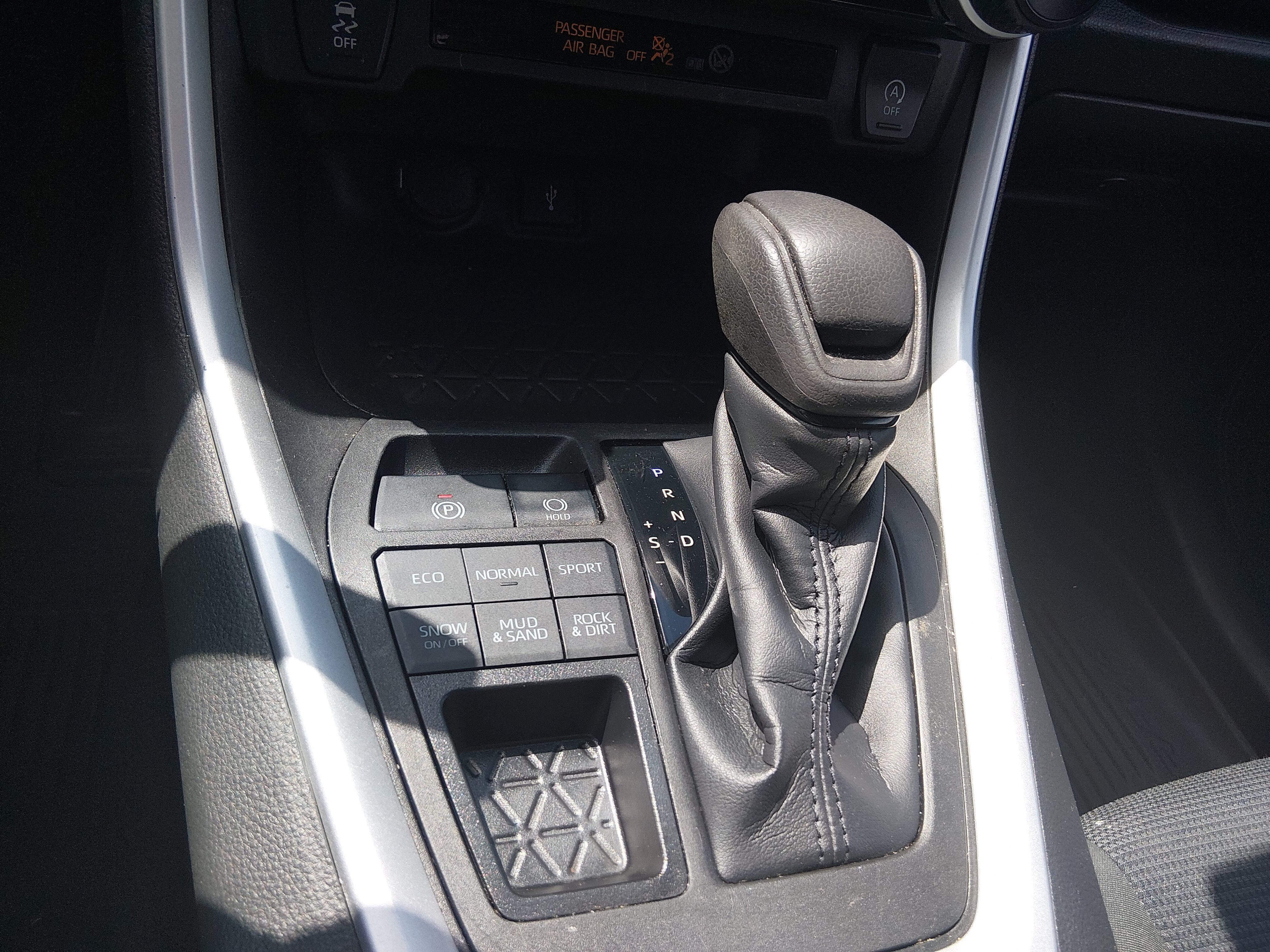 2022 Toyota RAV4 LE - Photo 13