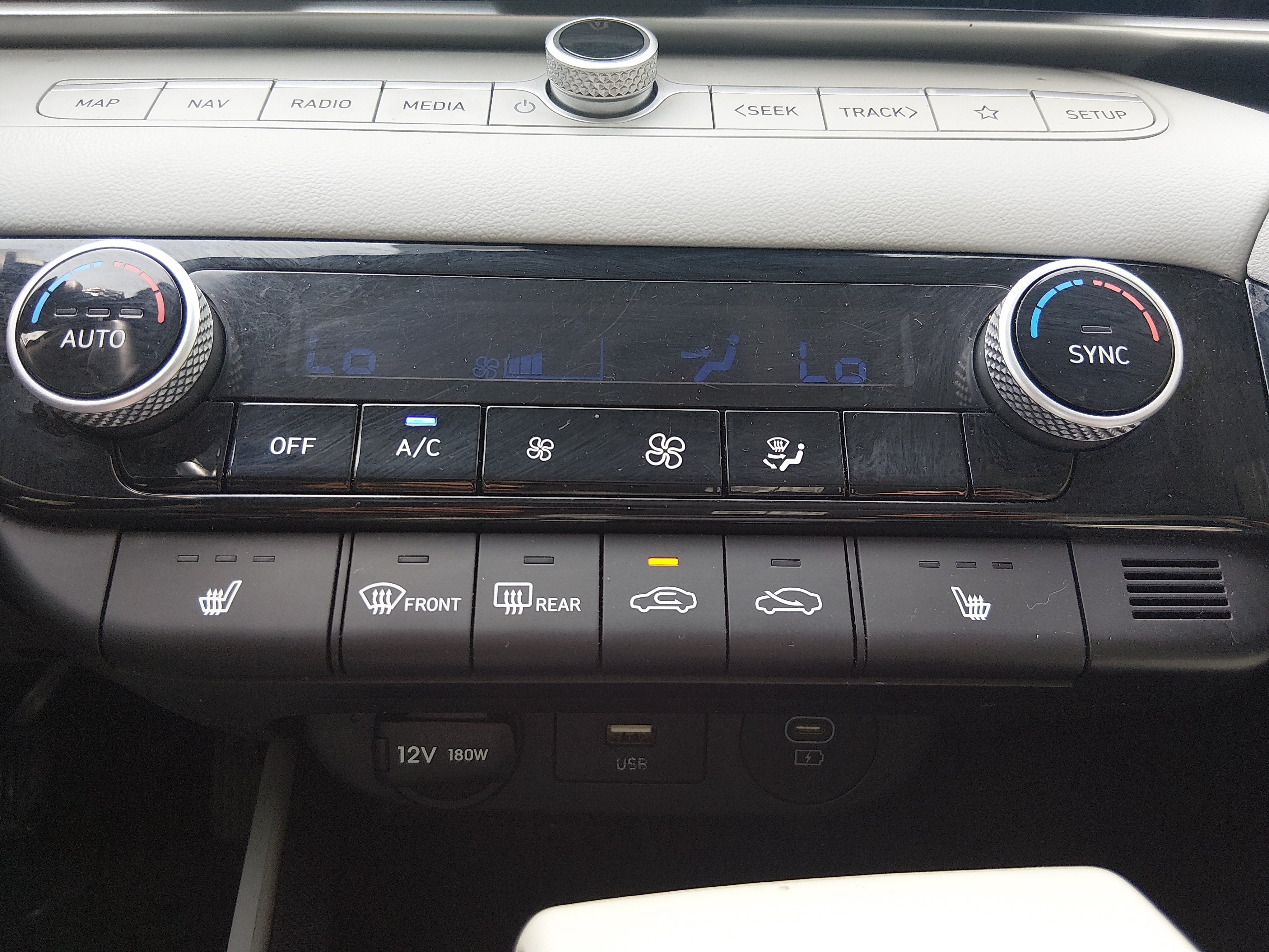2024 Hyundai Elantra Limited - Photo 18