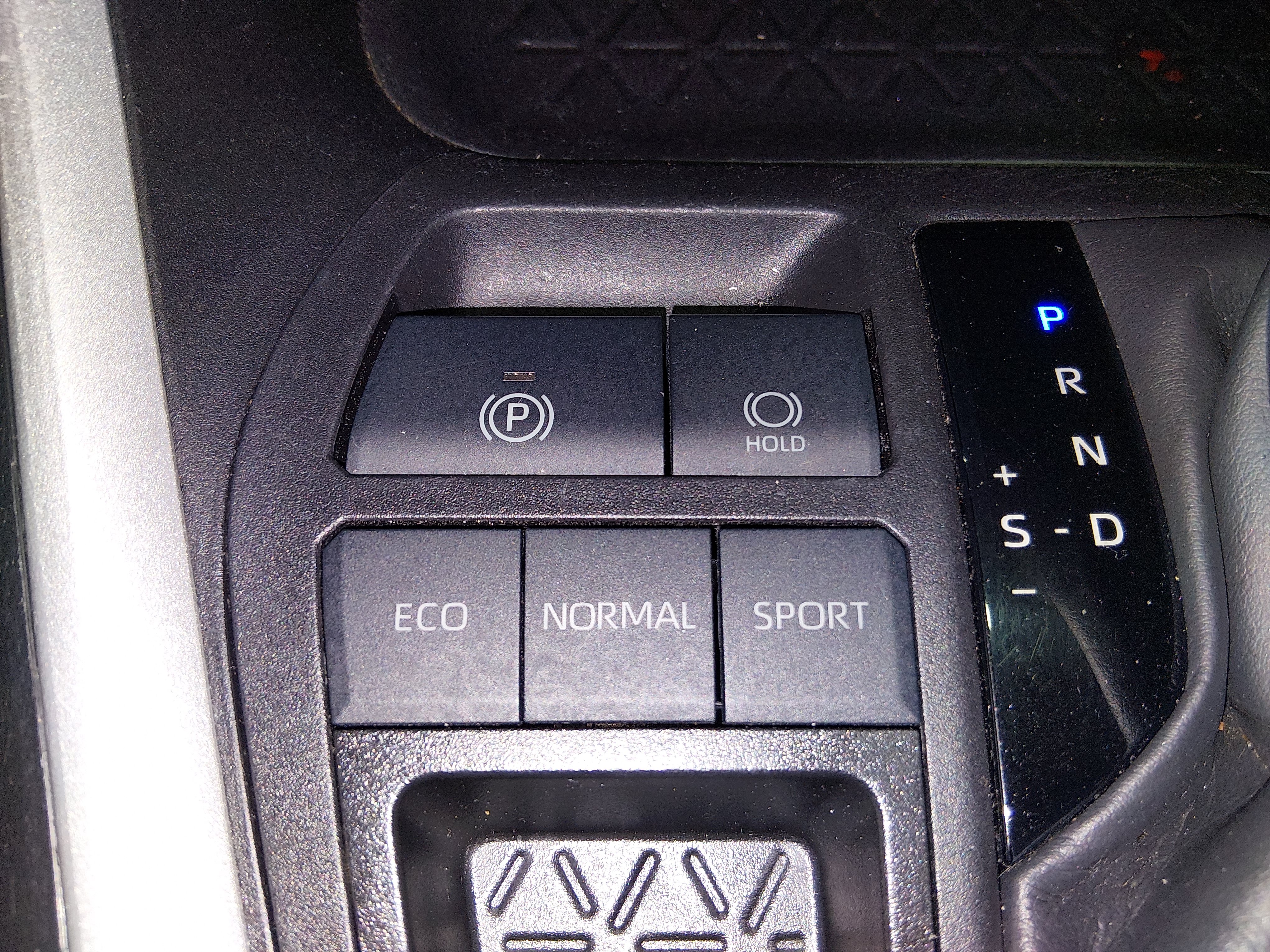 2024 Toyota RAV4 XLE - Photo 17