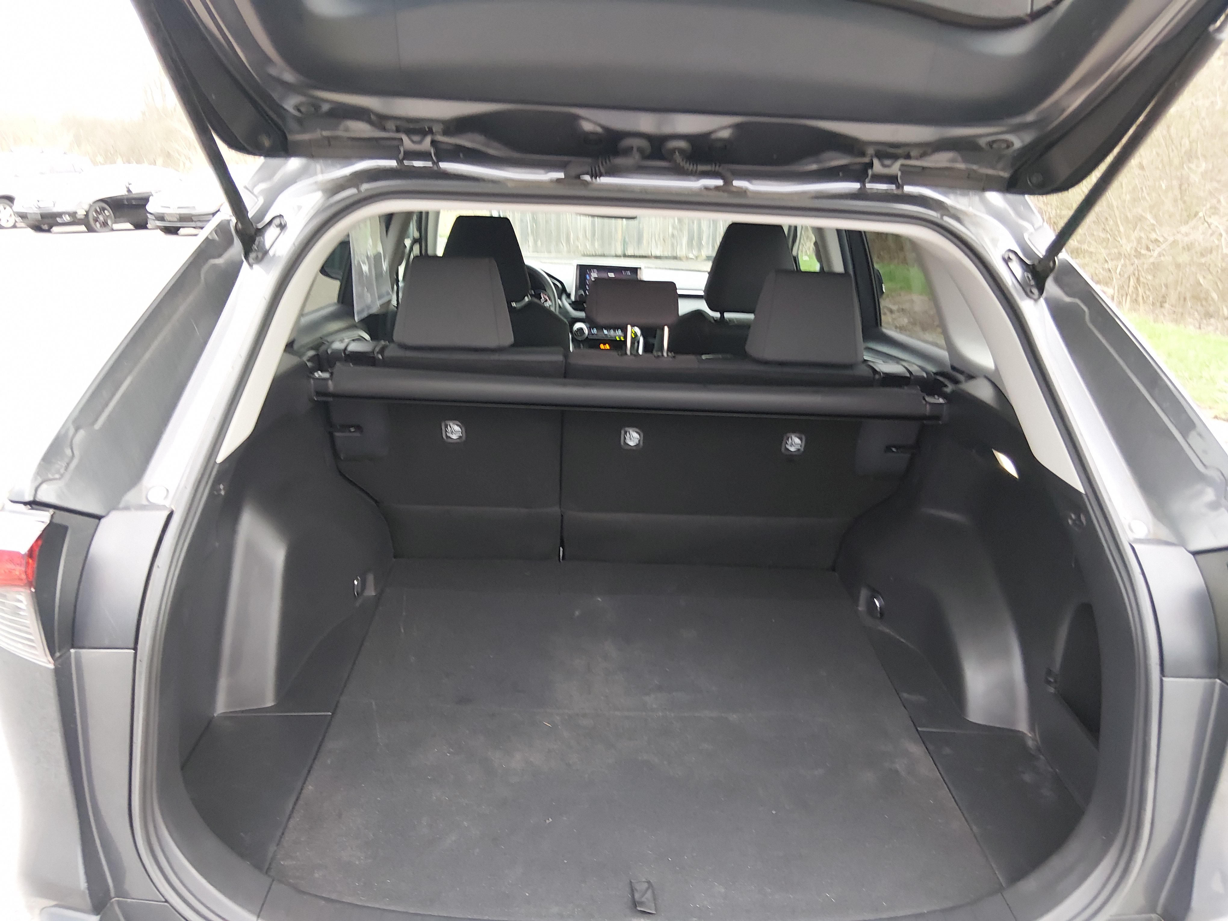 2025 Toyota RAV4 XLE - Photo 11
