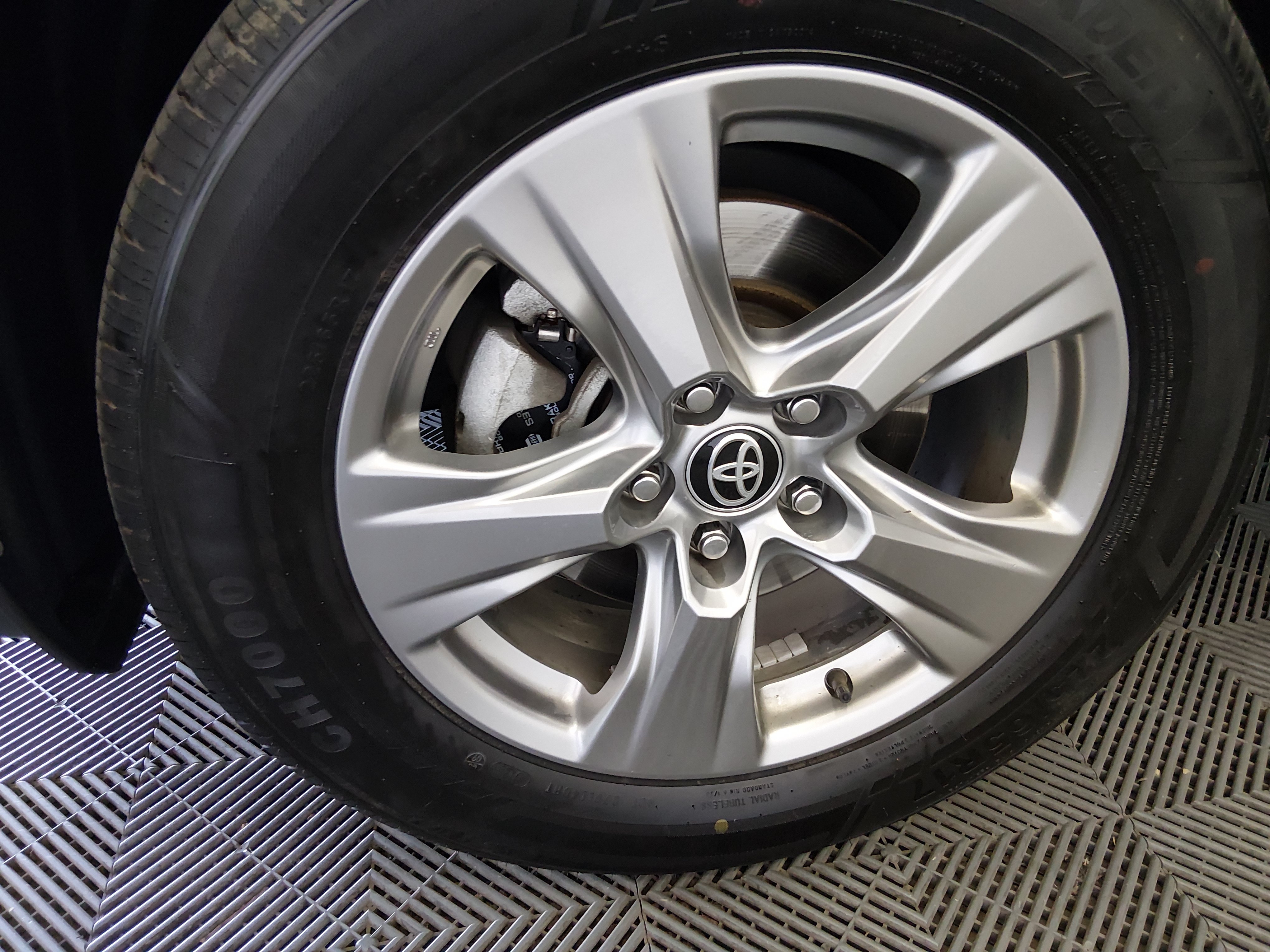 2024 Toyota RAV4 XLE - Photo 10
