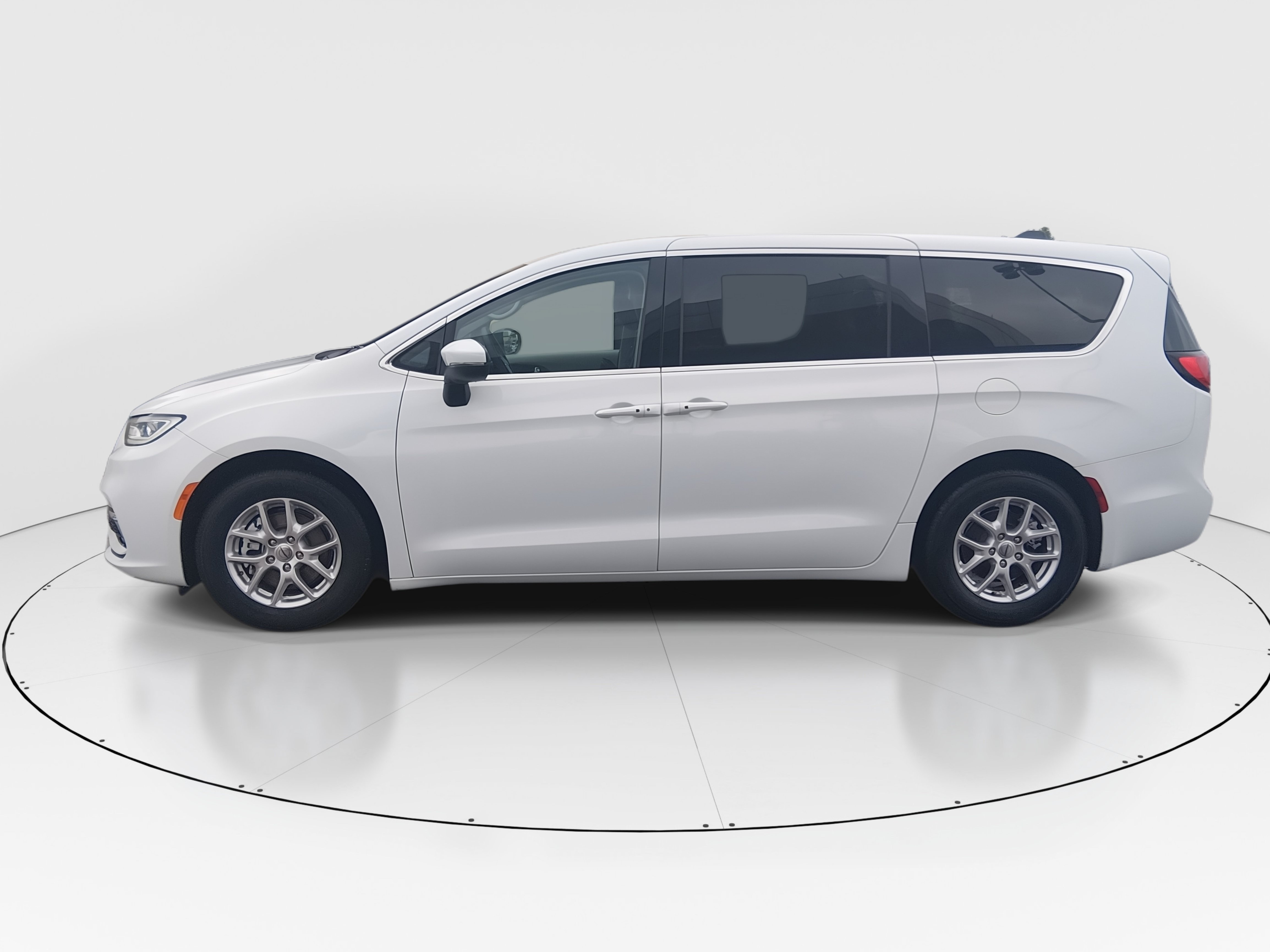 2023 Chrysler Pacifica Touring L - Photo 4