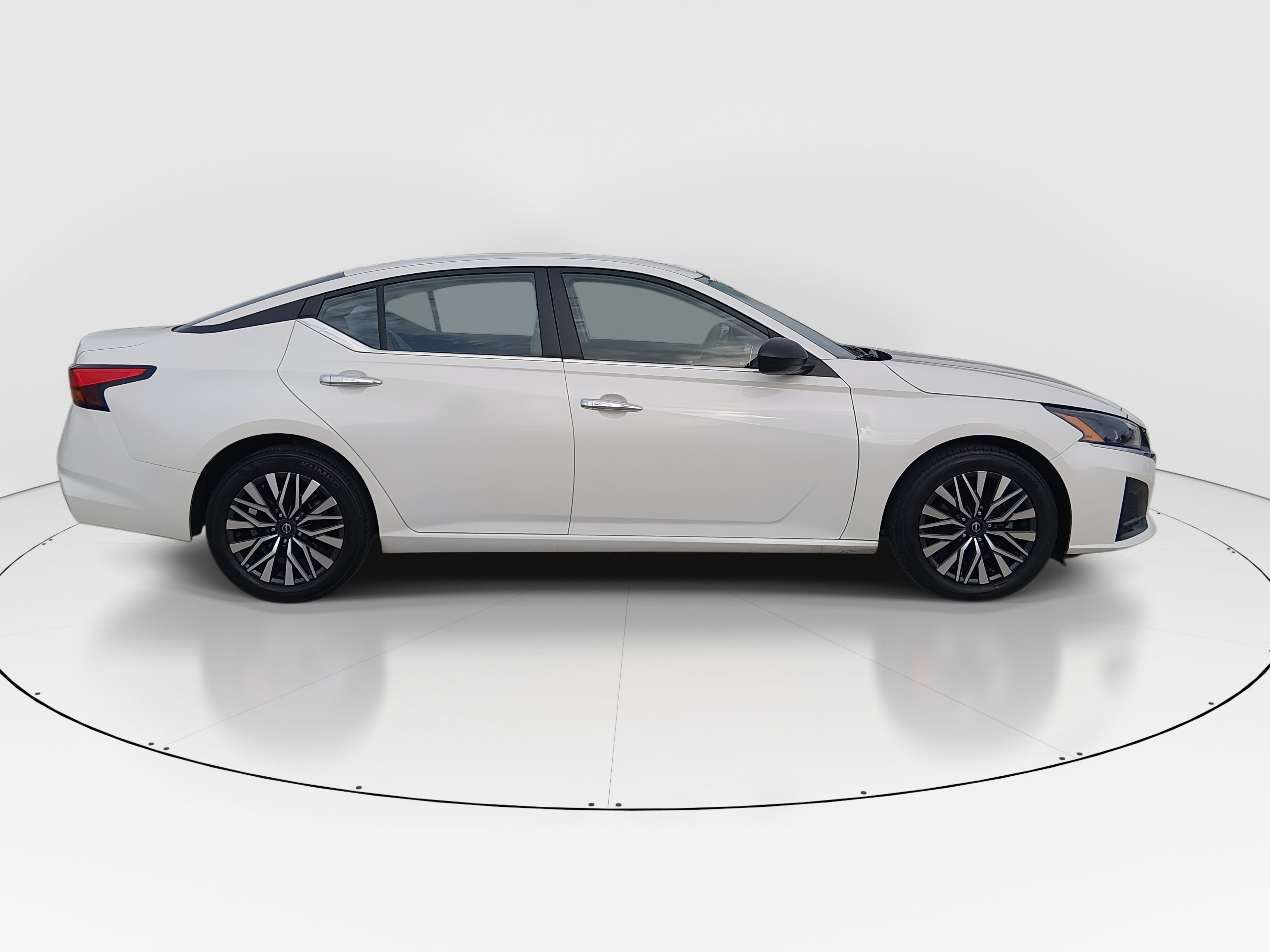 2025 Nissan Altima SV - Photo 8