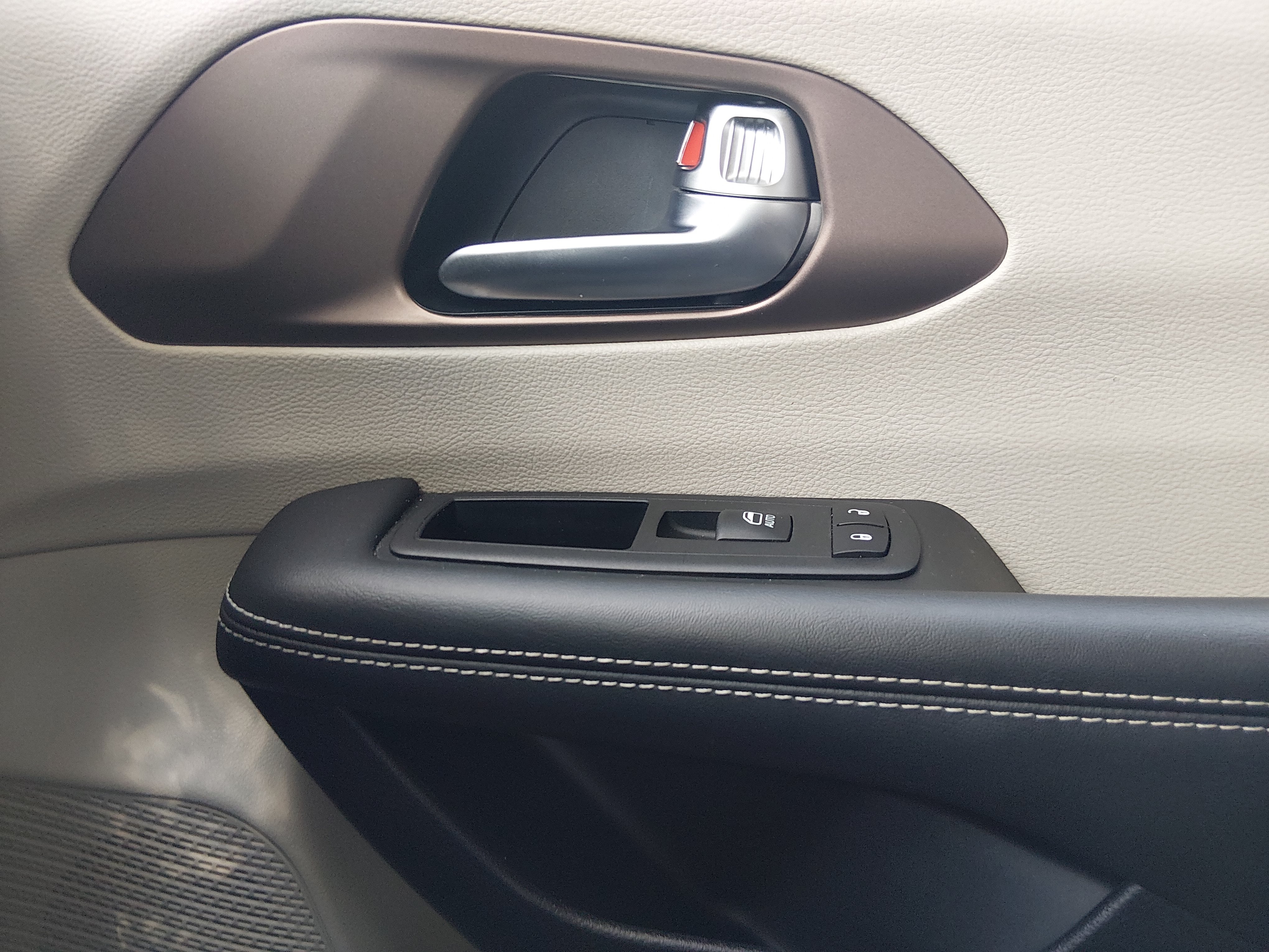 2023 Chrysler Voyager LX - Photo 20