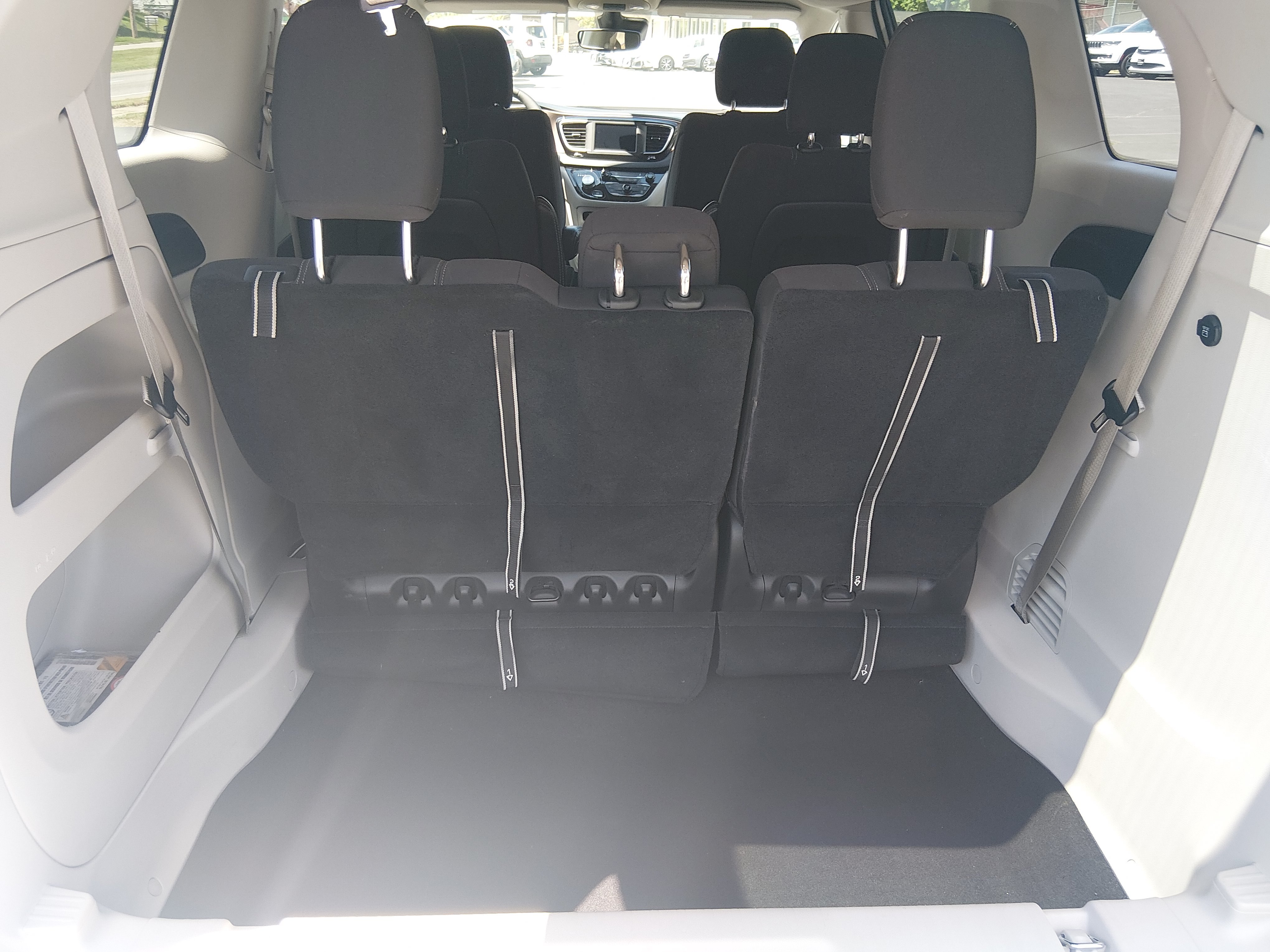 2023 Chrysler Voyager LX - Photo 11