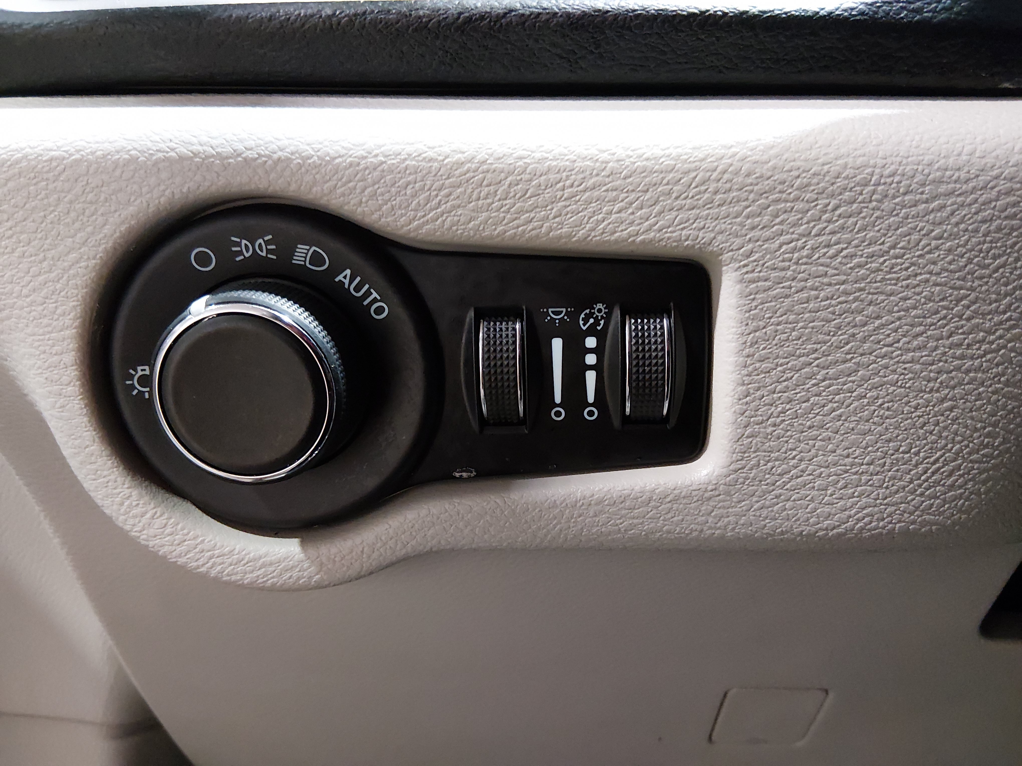 2023 Chrysler Voyager LX - Photo 13