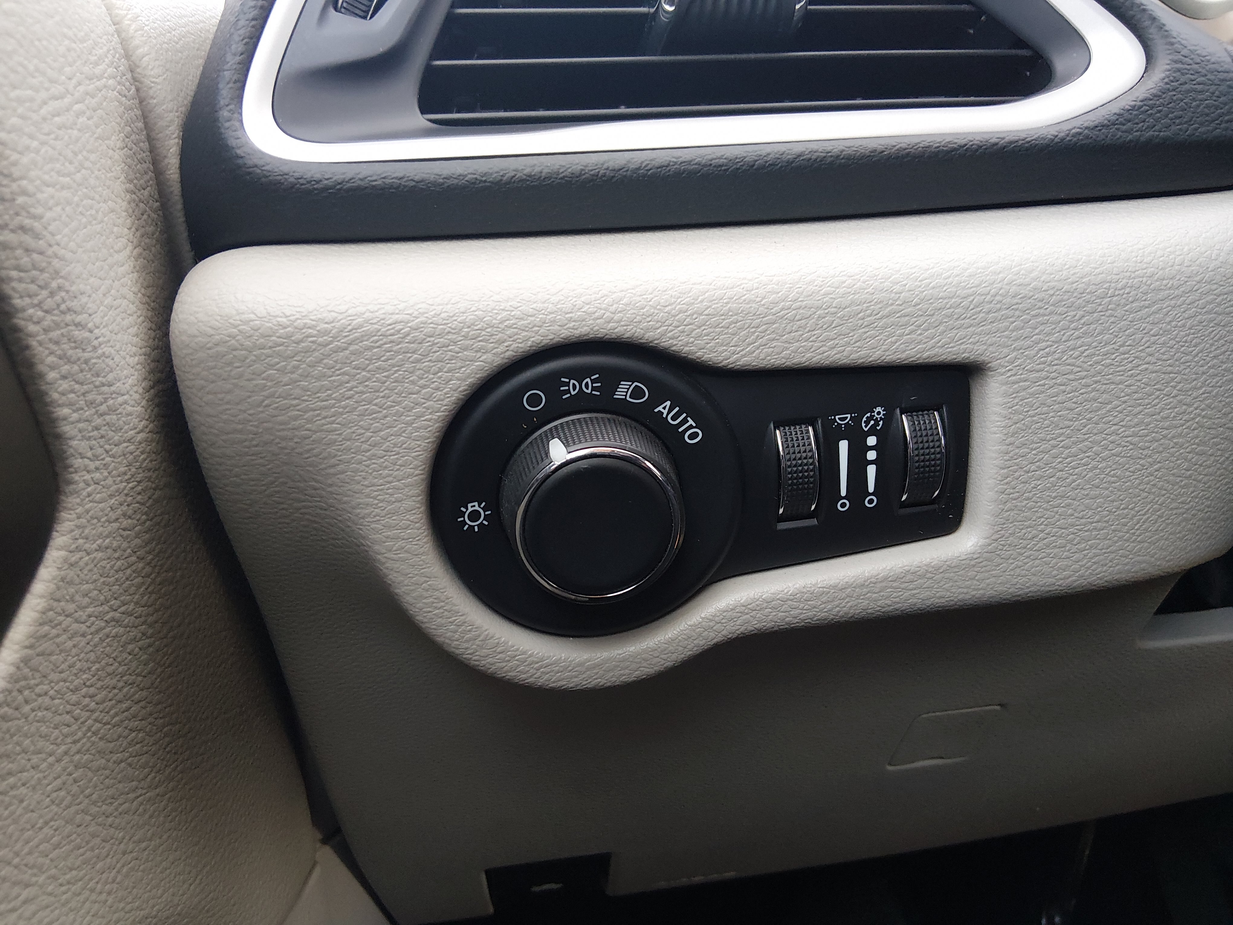 2023 Chrysler Voyager LX - Photo 13