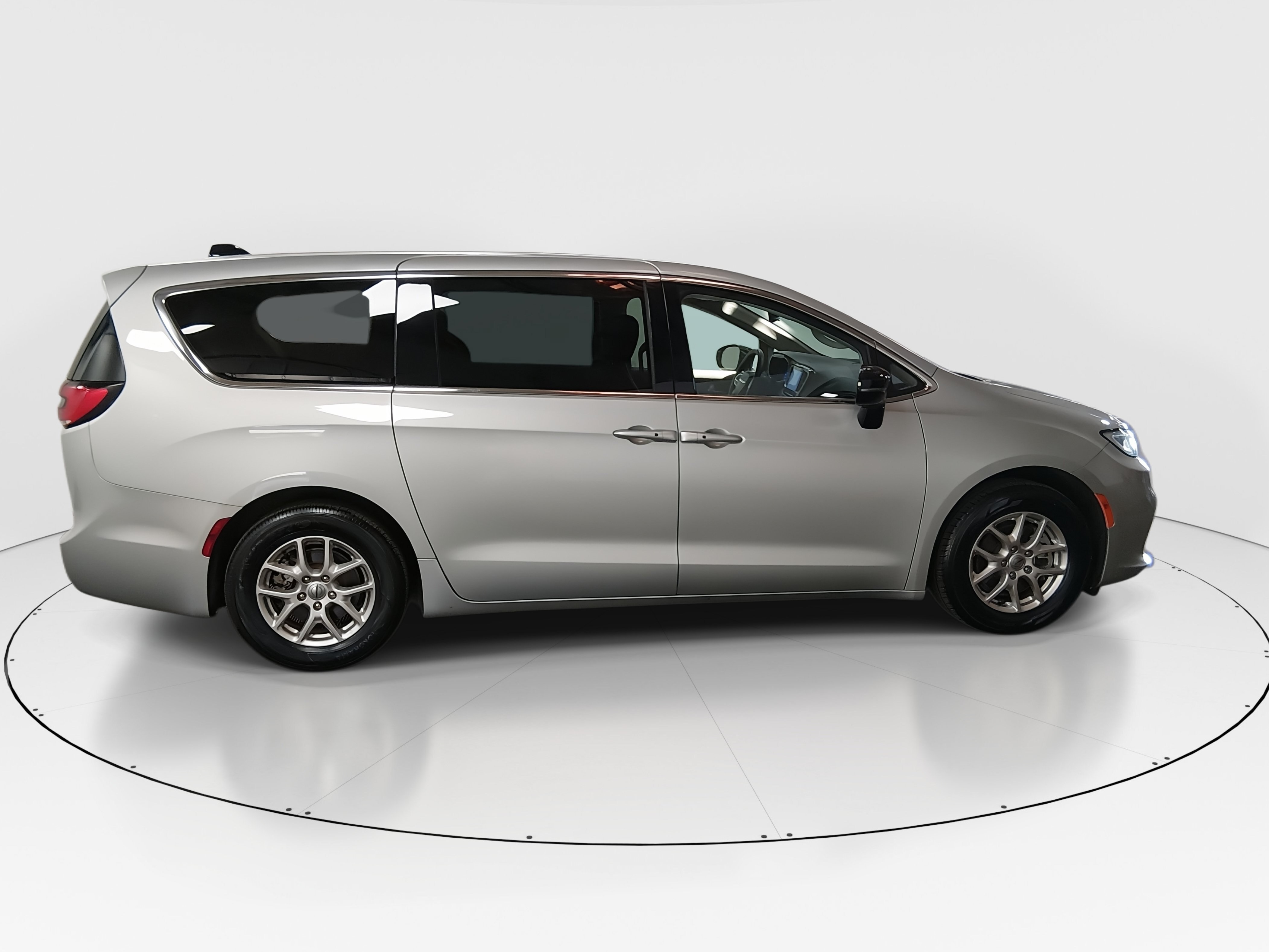 2024 Chrysler Pacifica Touring L - Photo 8