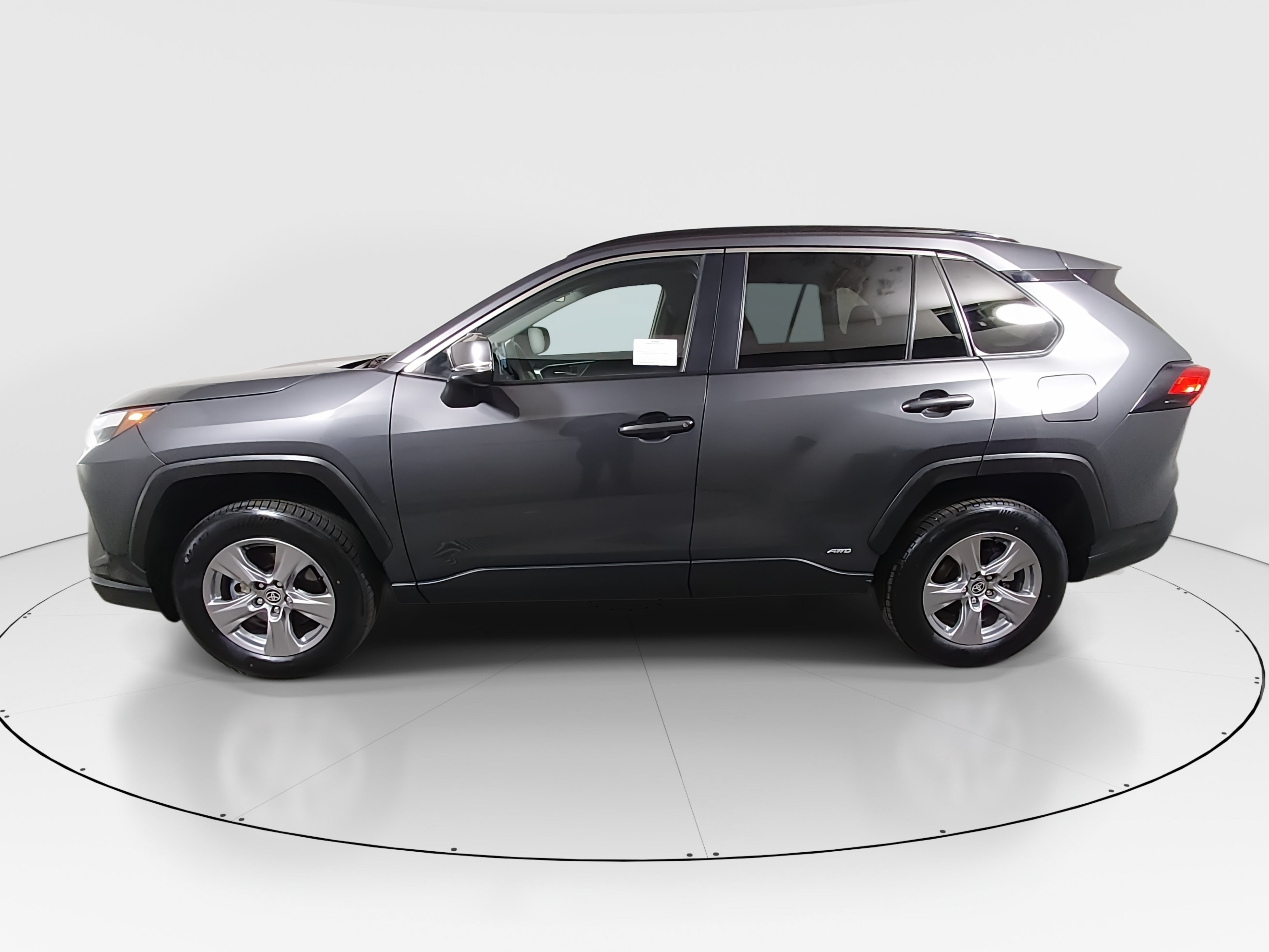 2025 Toyota RAV4 XLE - Photo 4