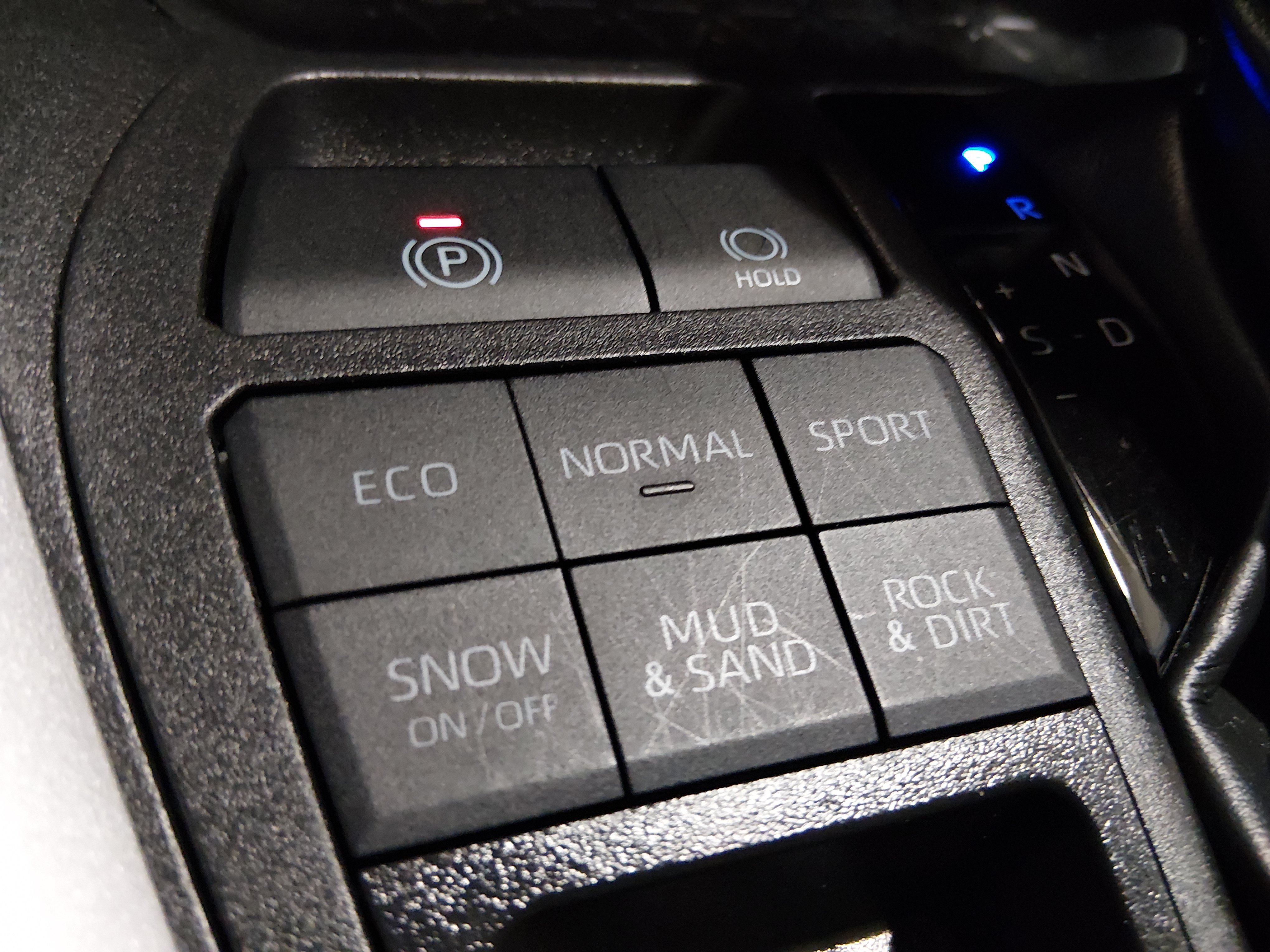 2025 Toyota RAV4 XLE - Photo 16