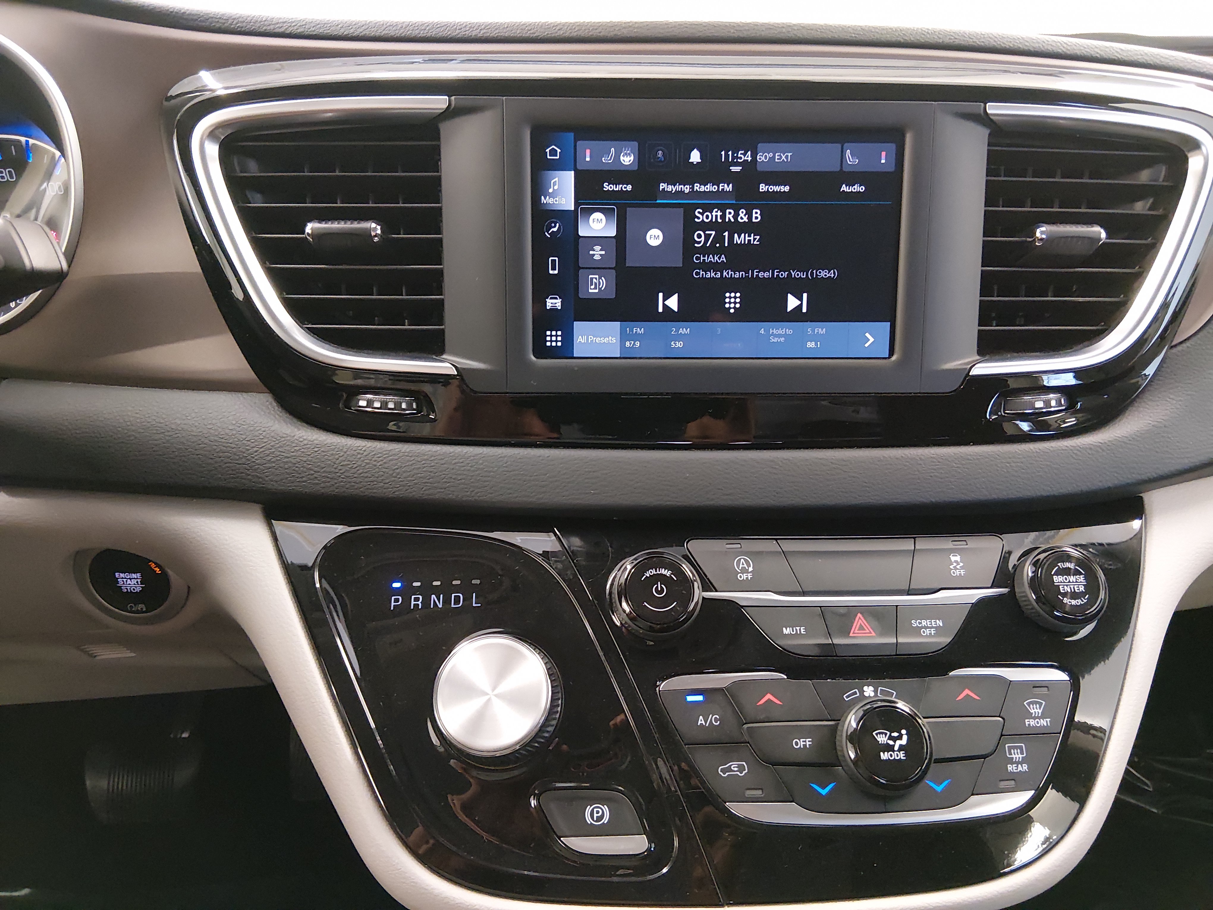 2023 Chrysler Voyager LX - Photo 20