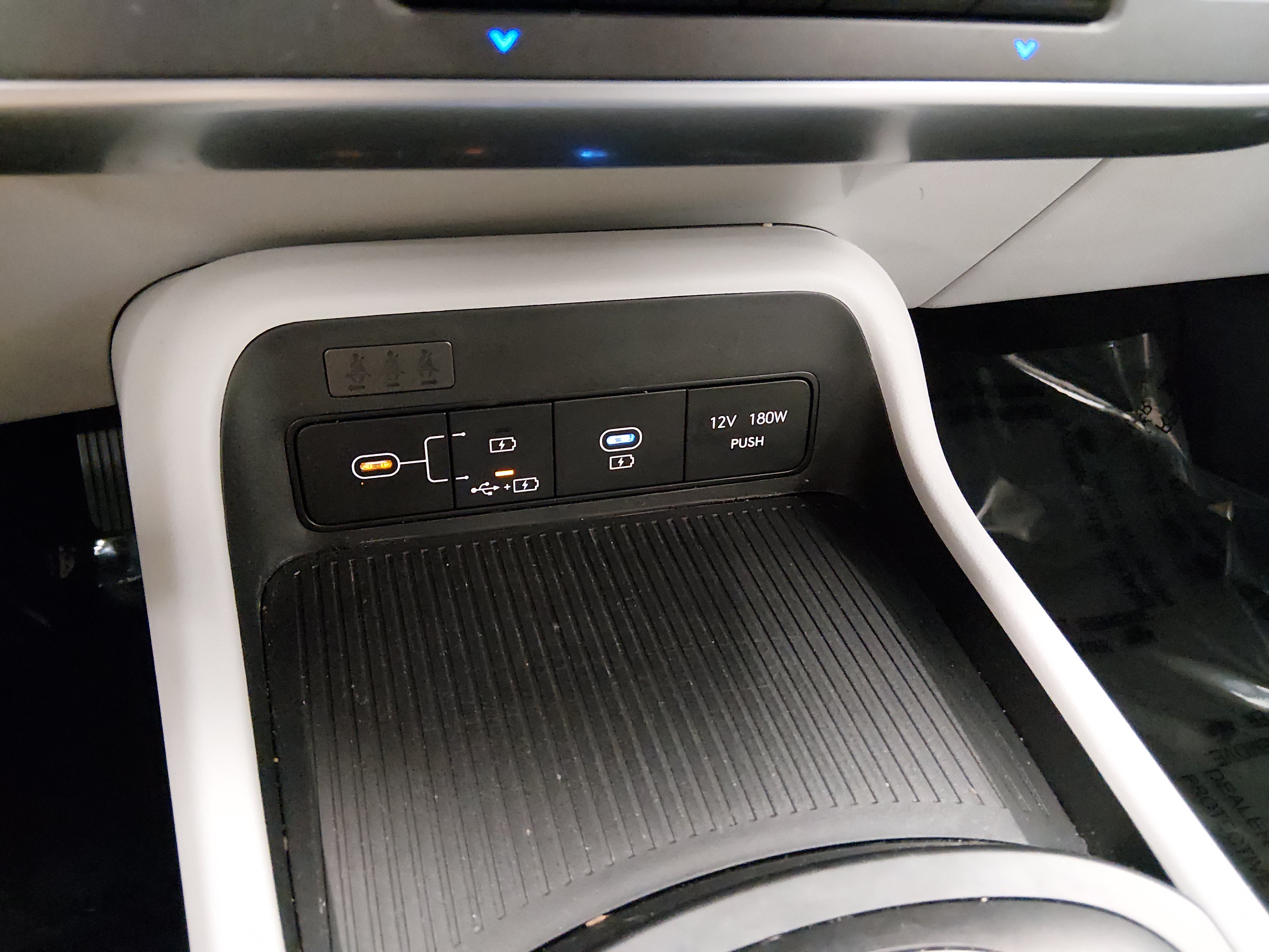 2025 Hyundai Kona SEL - Photo 17