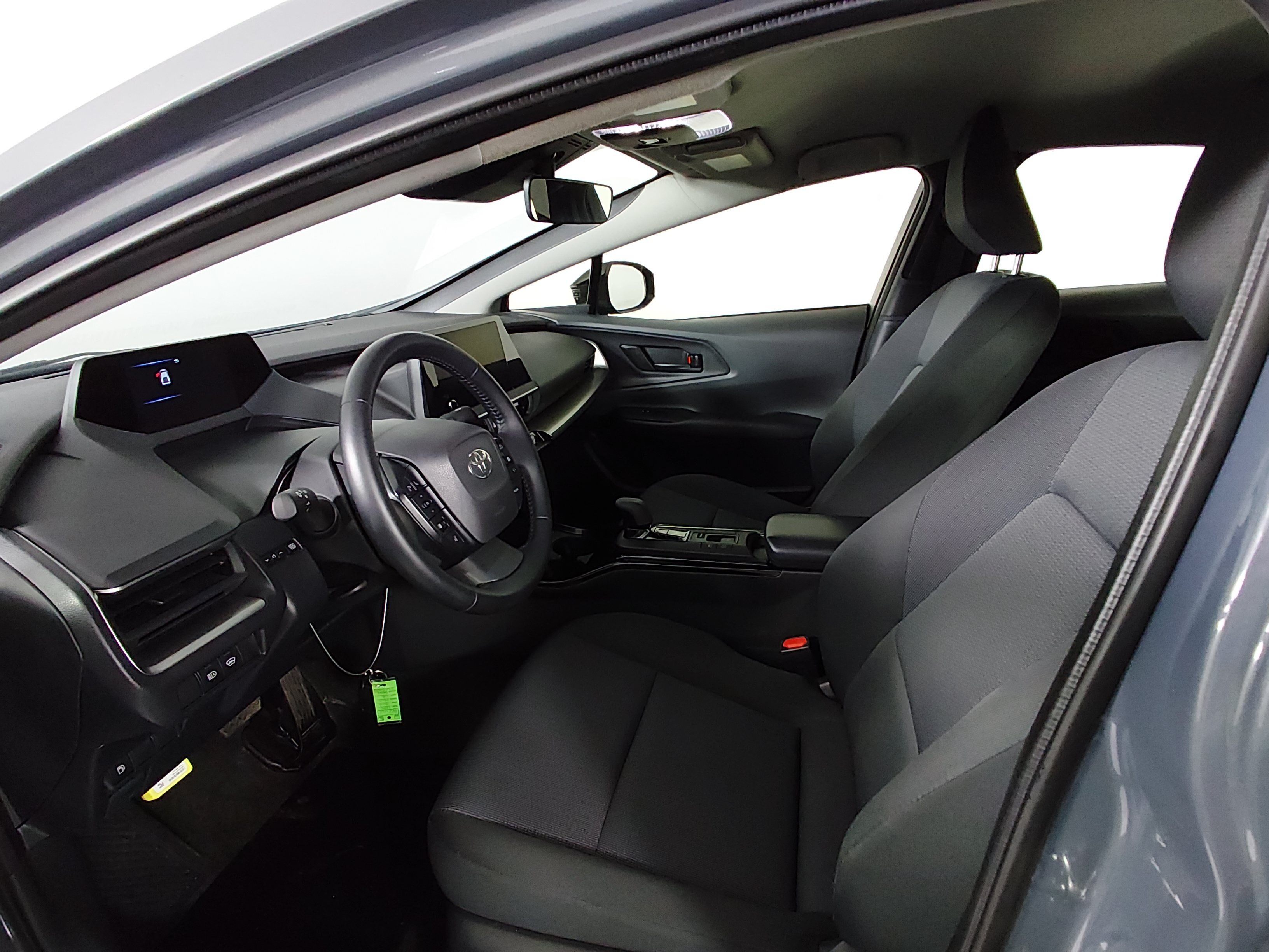 2025 Toyota Prius LE - Photo 18