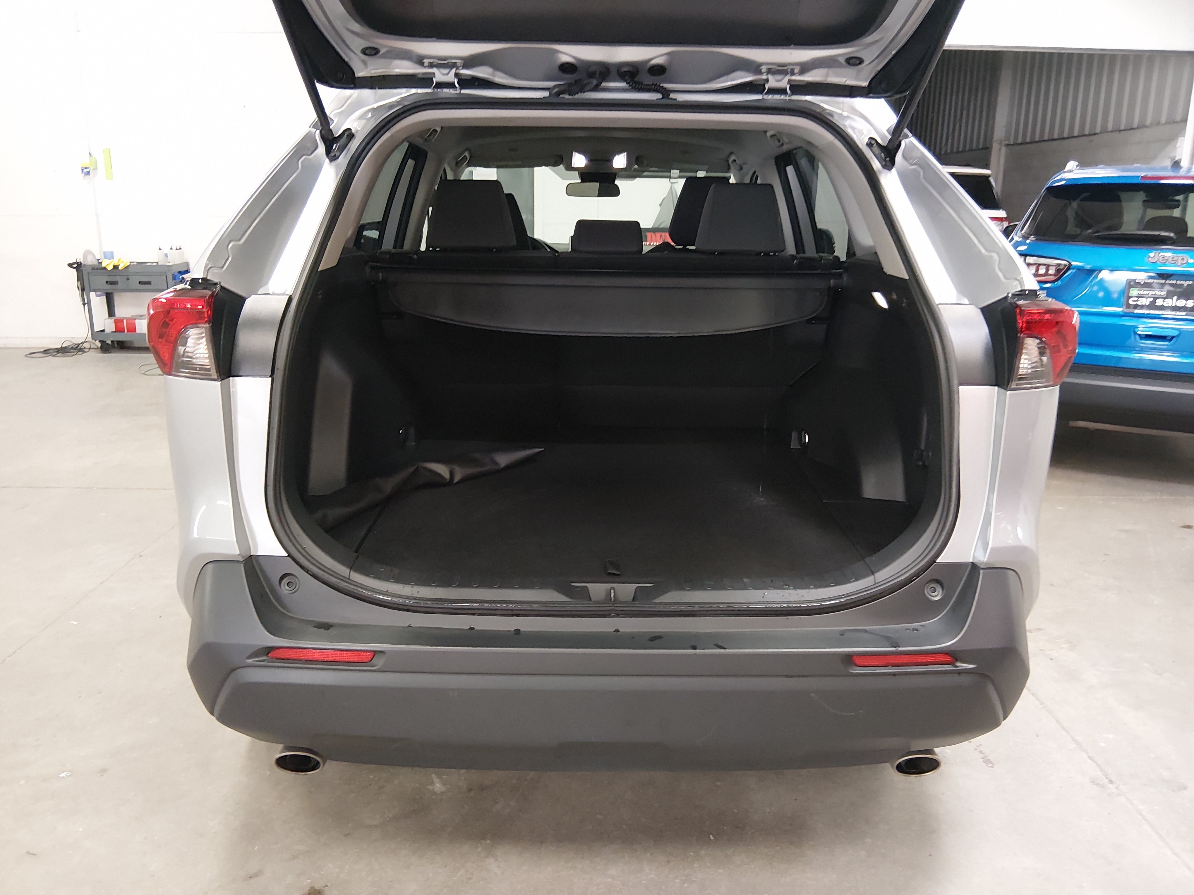 2025 Toyota RAV4 XLE - Photo 11