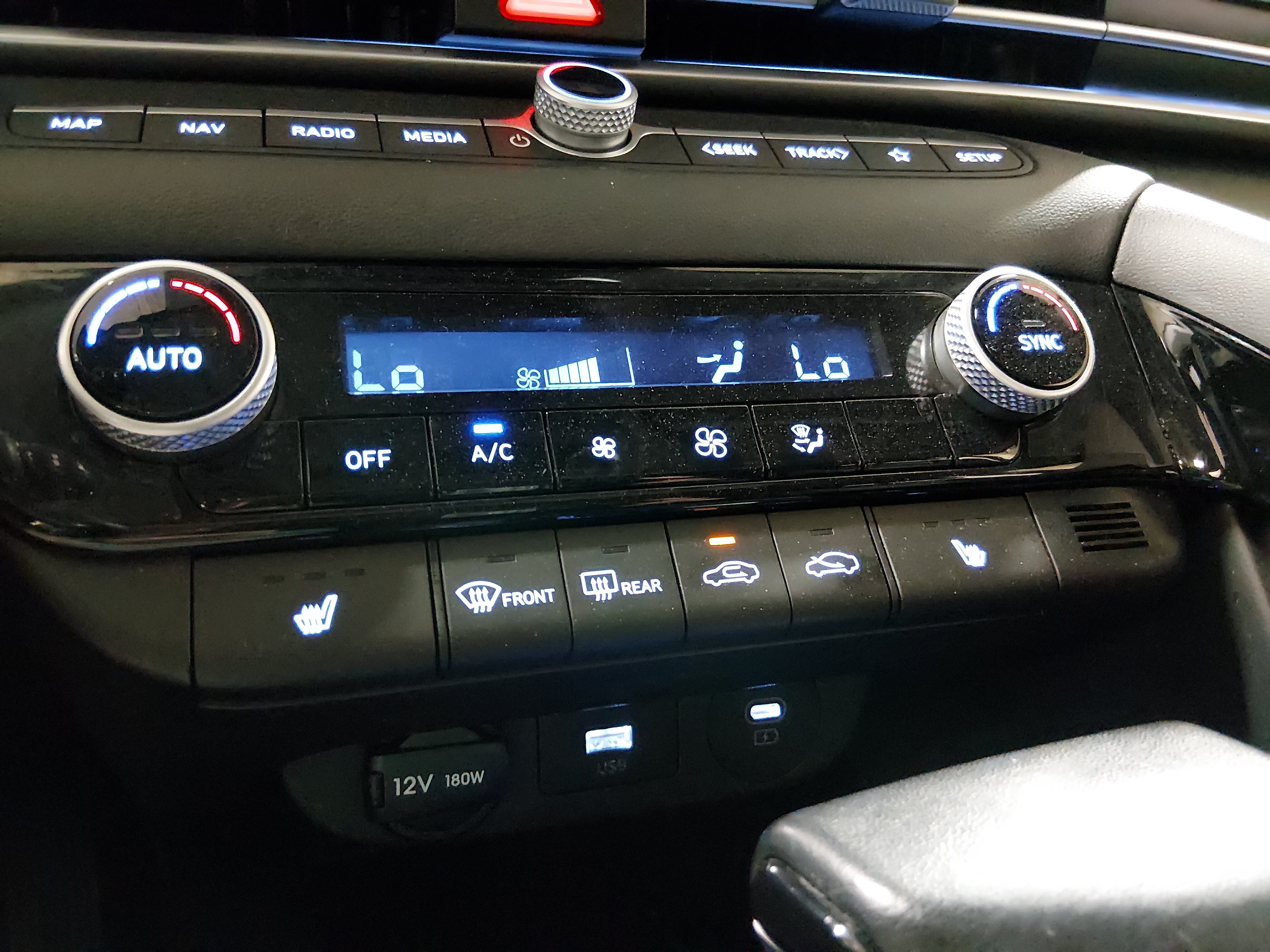 2024 Hyundai Elantra Limited - Photo 20