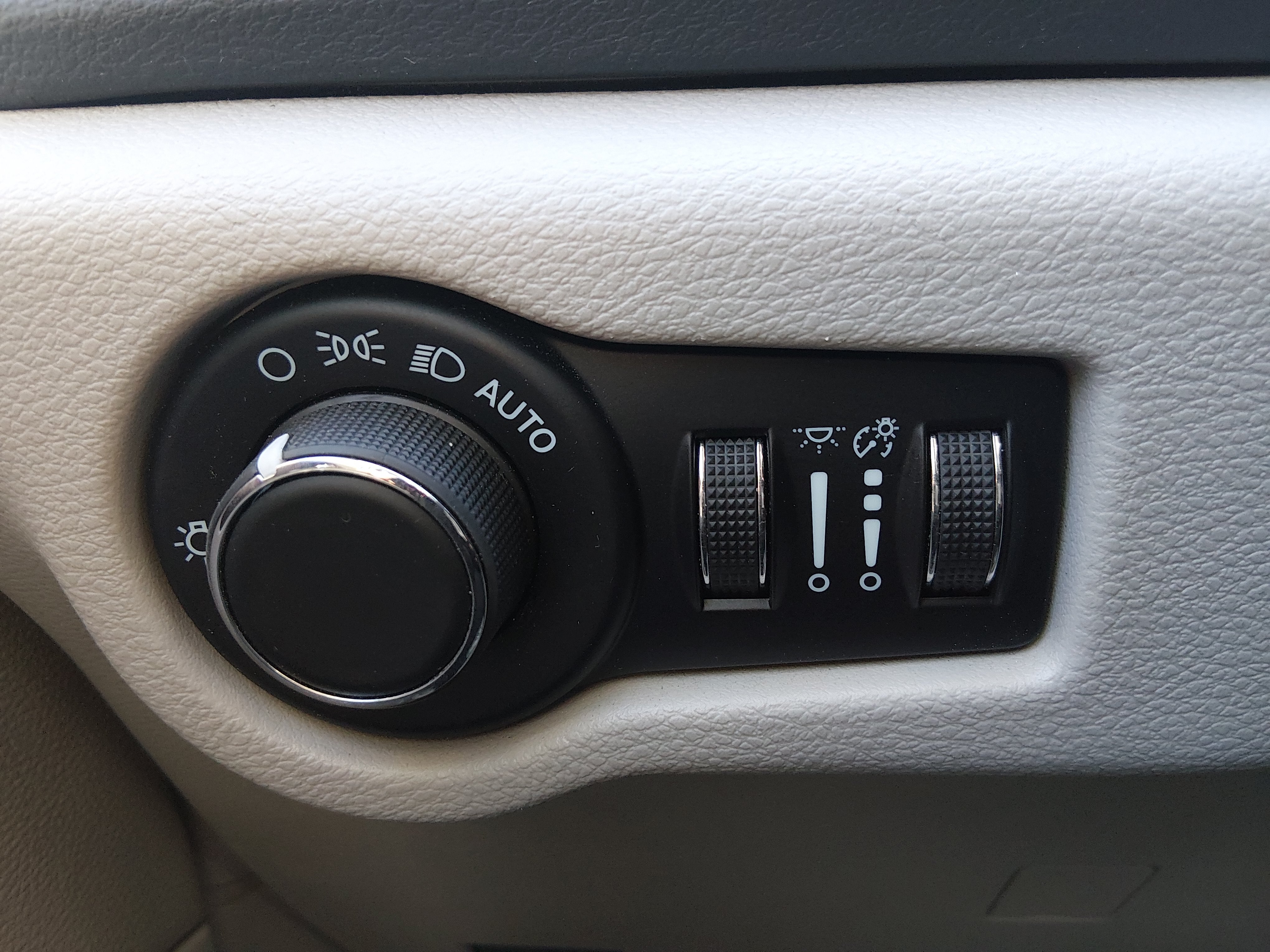 2023 Chrysler Voyager LX - Photo 13