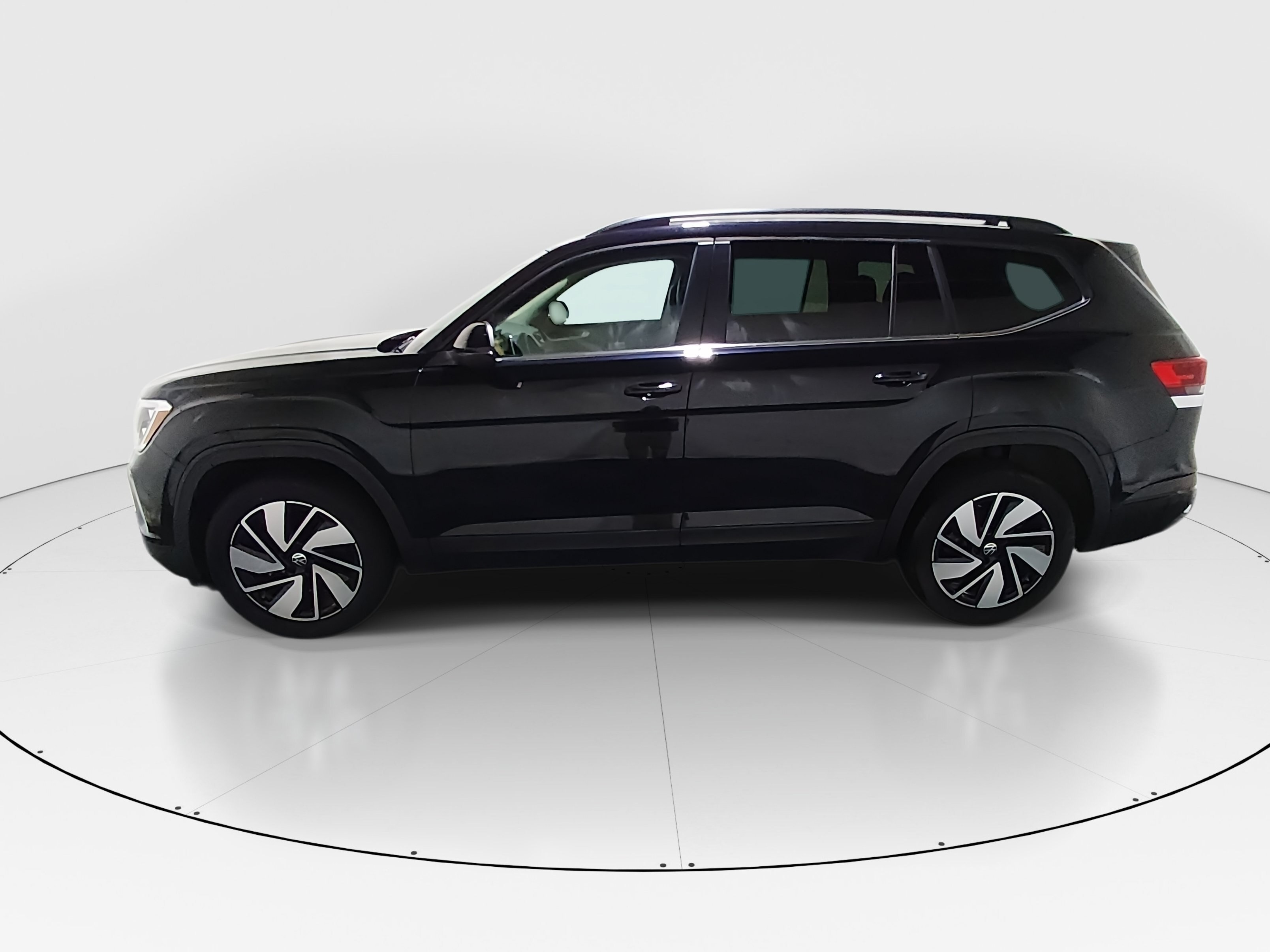 2025 Volkswagen Atlas SE w/Tech - Photo 4