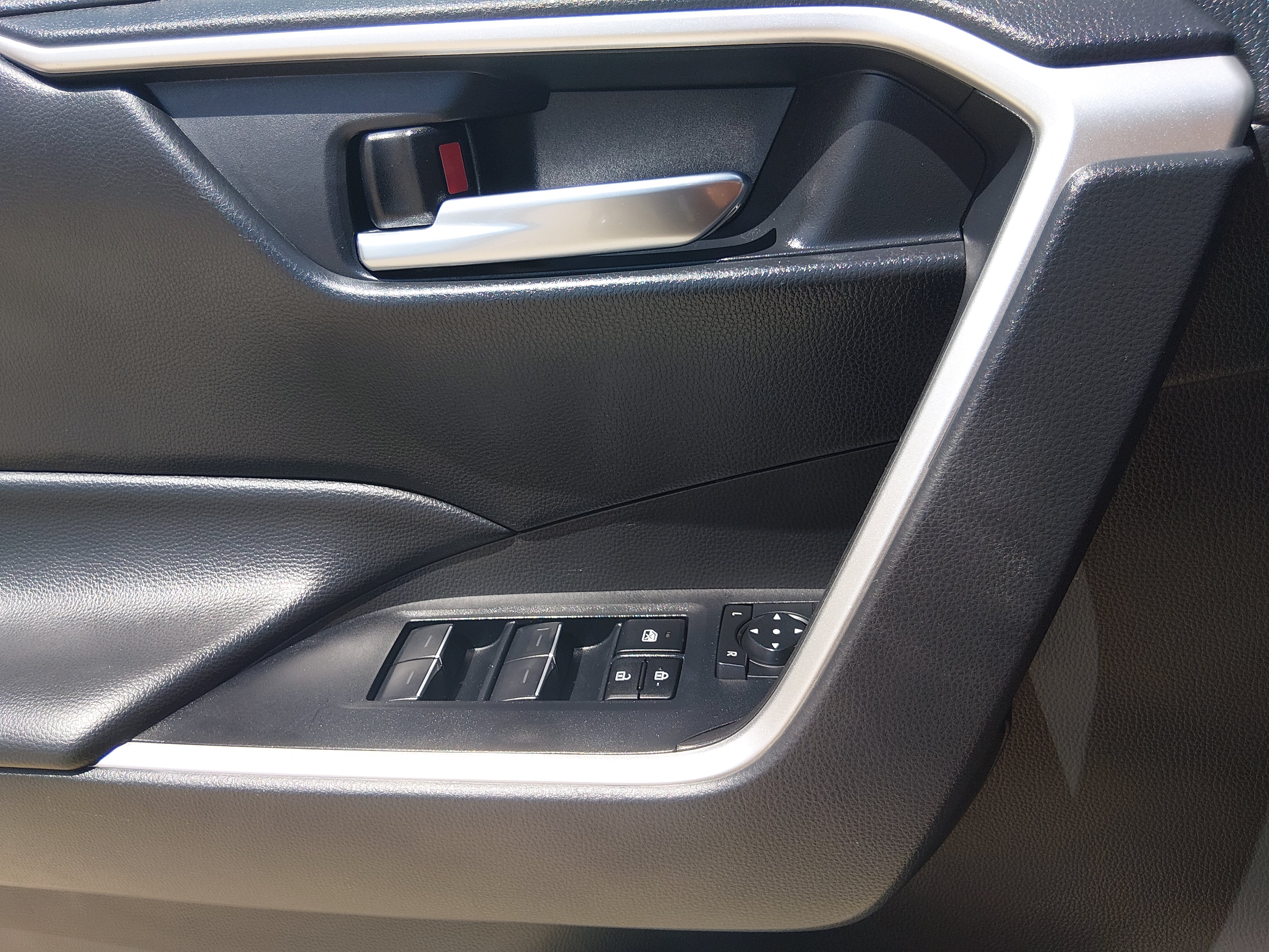 2024 Toyota RAV4 XLE - Photo 17