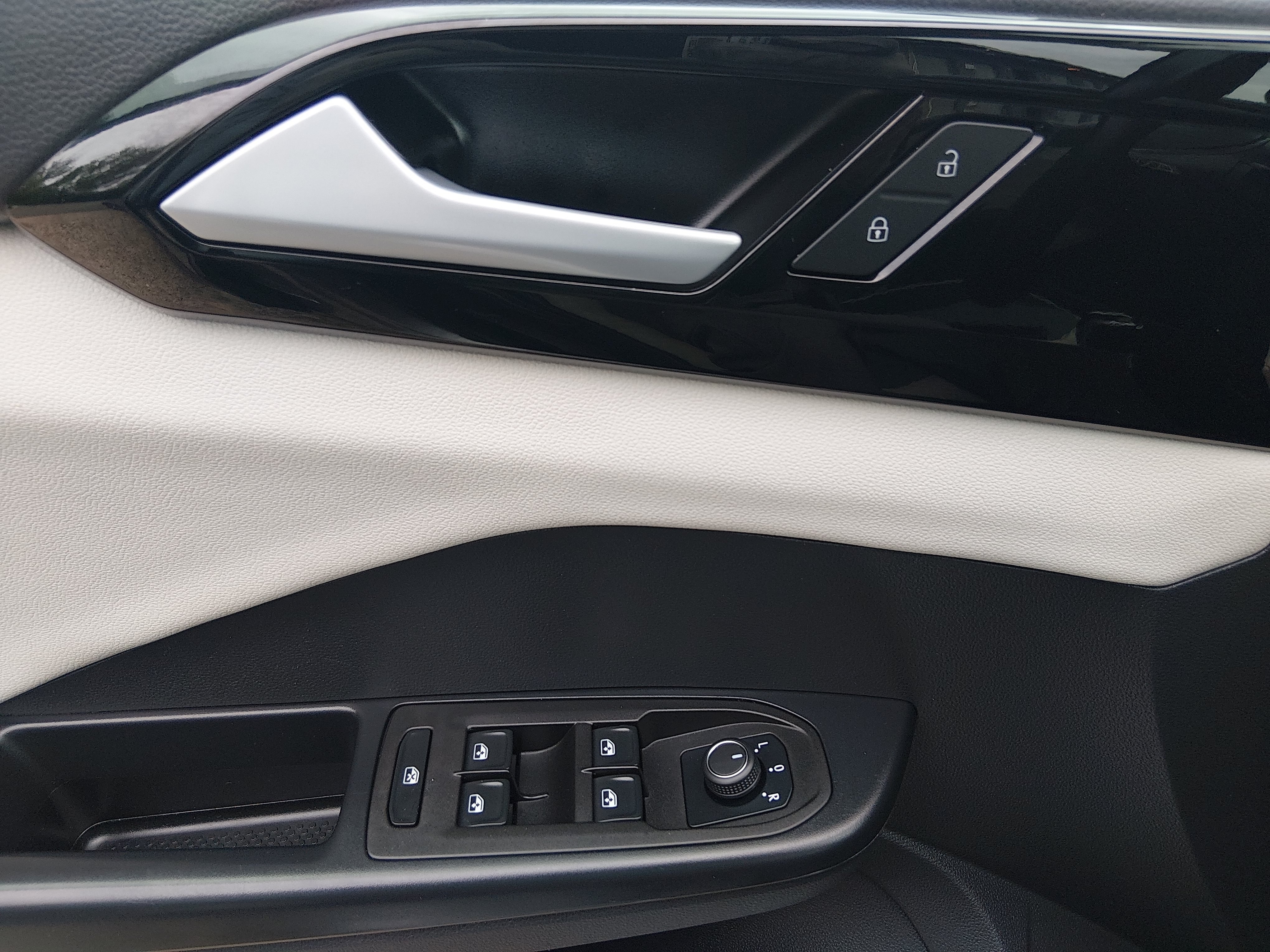 2025 Volkswagen Taos S - Photo 19