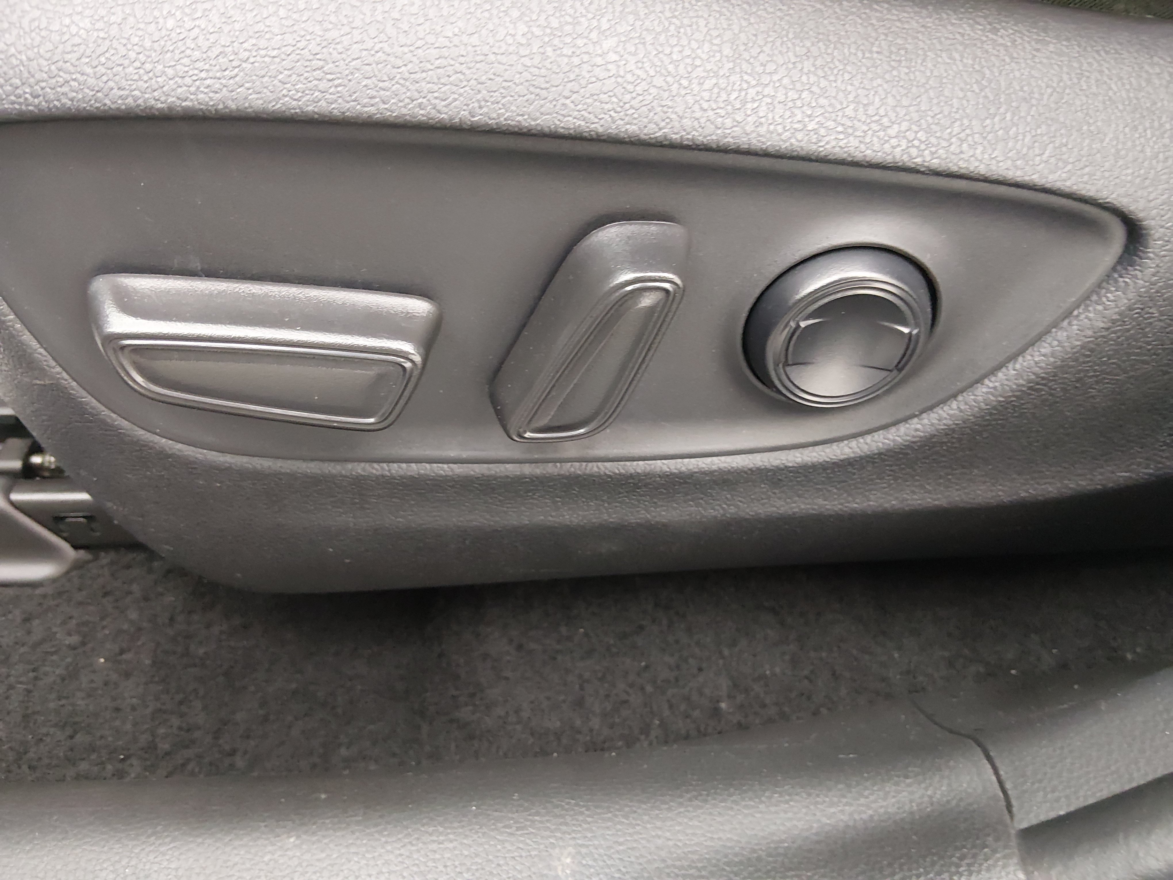 2024 Toyota RAV4 XLE - Photo 19