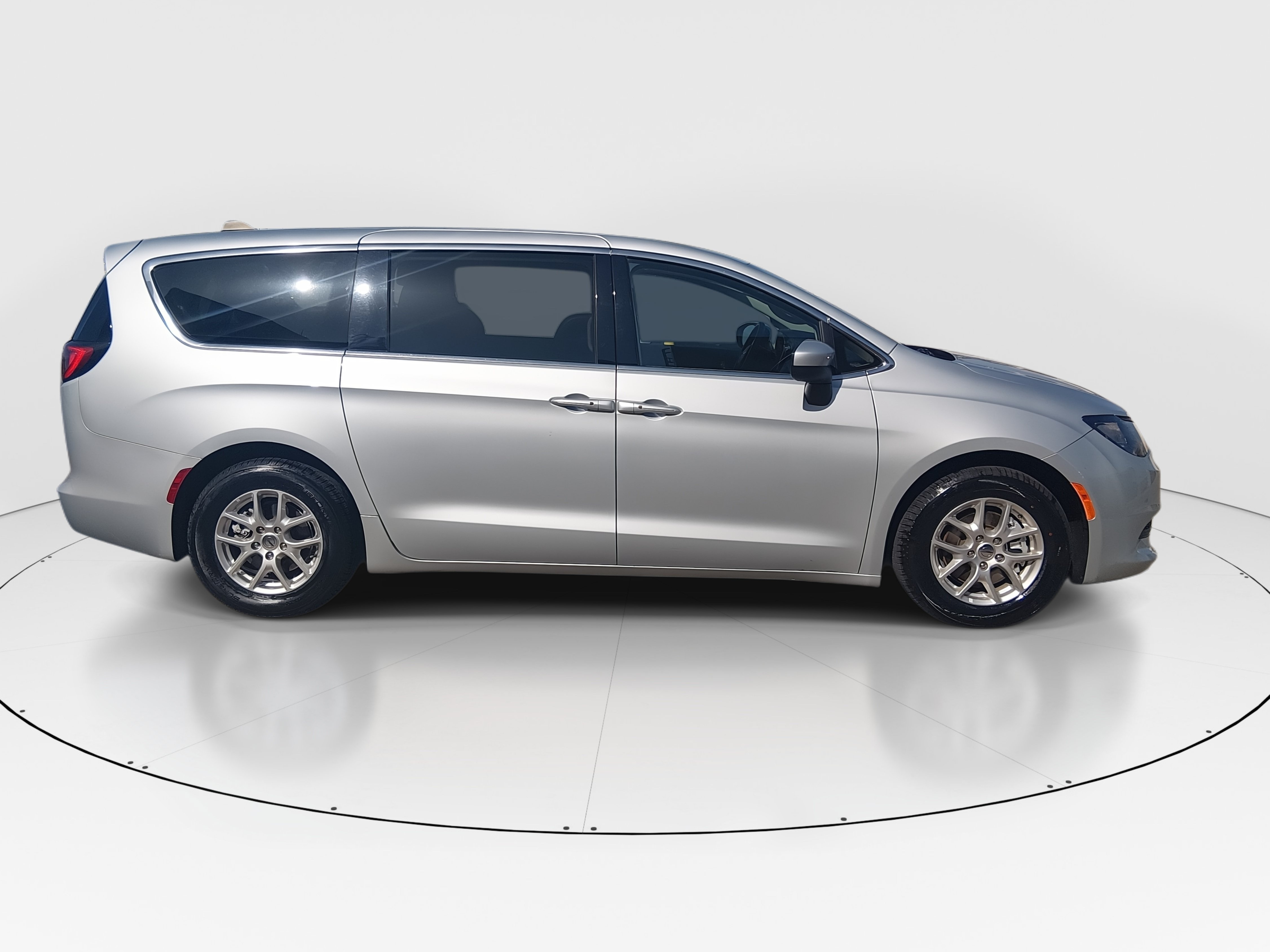 2023 Chrysler Voyager LX - Photo 8