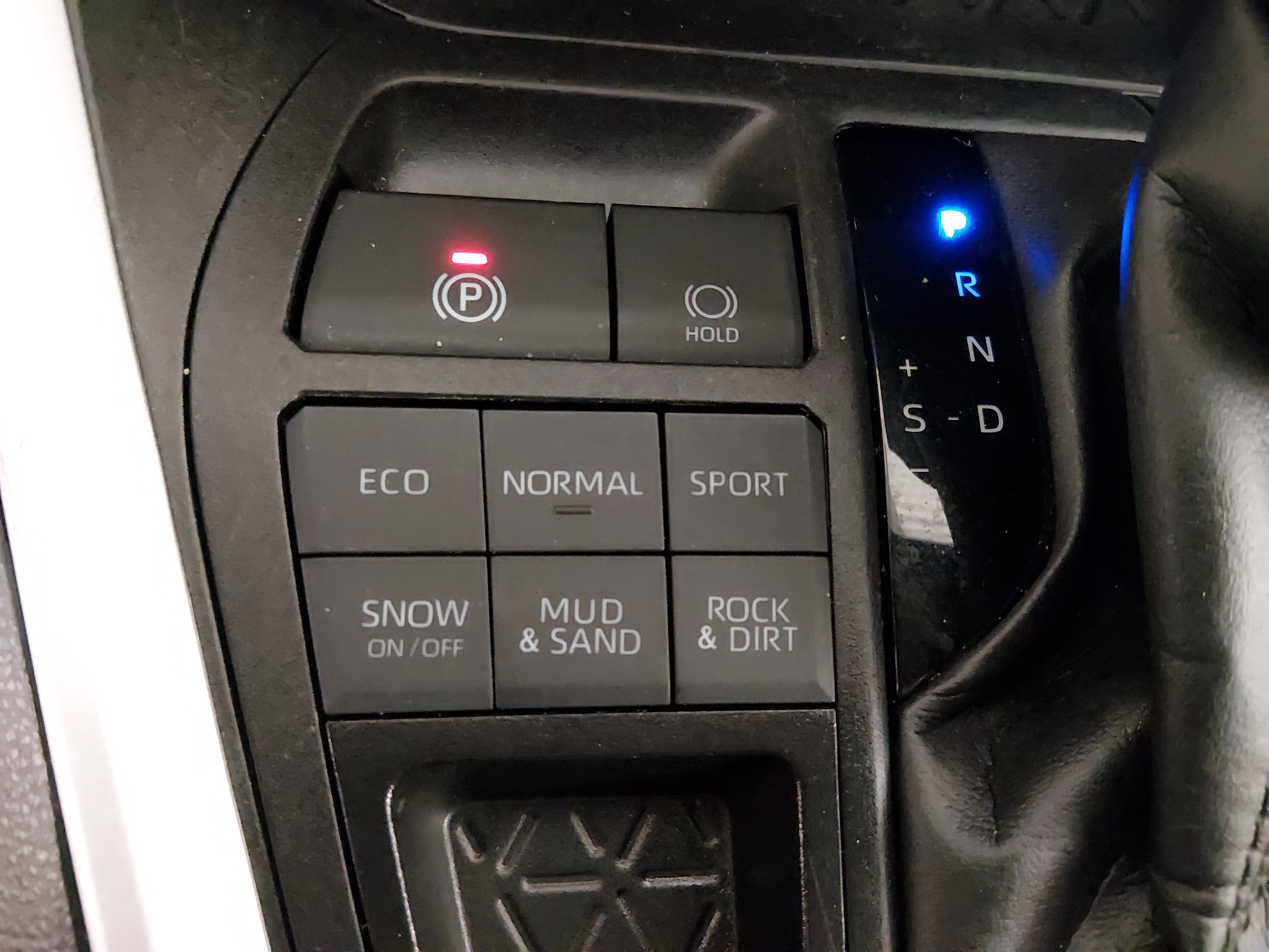 2024 Toyota RAV4 XLE - Photo 17